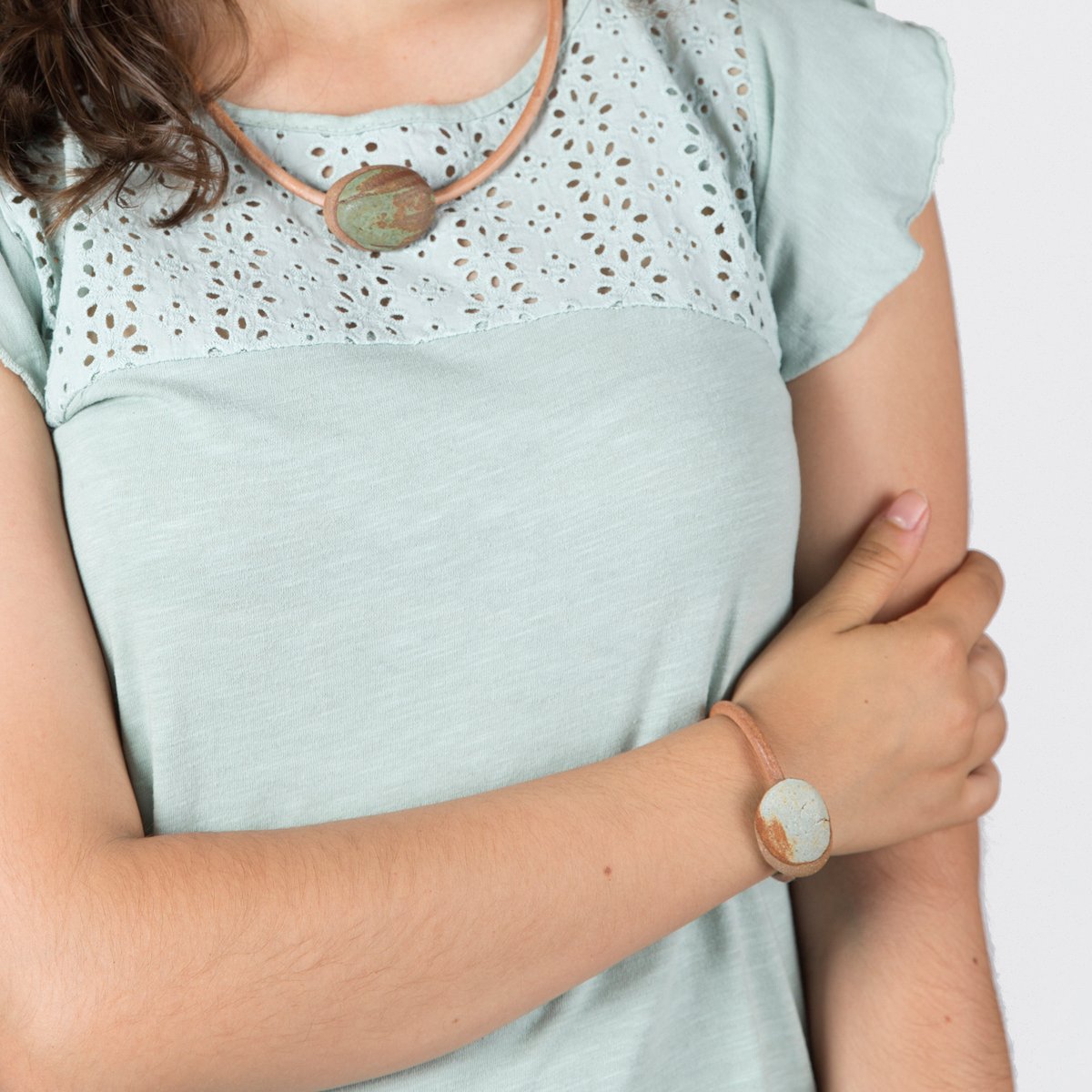 mosnosune's tweet photo. Collar y pulsera Titania.

En este diseño, se aprecia la contundencia y solidez de la cerámica al mismo tiempo que se equilibra con la sencillez del diseño.

Piezas elaboradas en gres con engobe verde montado en cuero grueso color camel.

https://t.co/s3i5fjXyeO

#mosnosune https://t.co/XJAll9jN6m