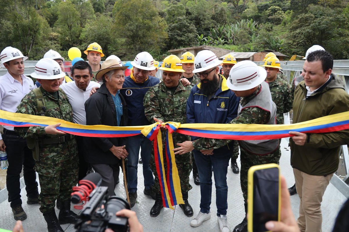 CarlosAmayaR's tweet photo. ¡La unión hace la fuerza 💪🏻!

Hoy, entregamos el Puente Sisa que conecta Tibaná con Garagoa.

Gracias al trabajo conjunto con el @COL_EJERCITO y @CarlosCarrilloA, director de la @UNGRD, logramos restaurar plenamente la movilidad en la zona 🙌🏻. 

Además, nos alegra anunciar que serán asignados 5.617 millones de pesos para el mejoramiento de la vía secundaria Úmbita - Puente Sisa, mediante la estrategia #KilómetrosDeProgreso 🛤️.

Nosotros, desde la @GobBoyaca, pondremos 5.000 millones de pesos y la Alcaldía invertirá 617 millones de pesos. 

Seguiremos avanzando con obras que transforman vidas.