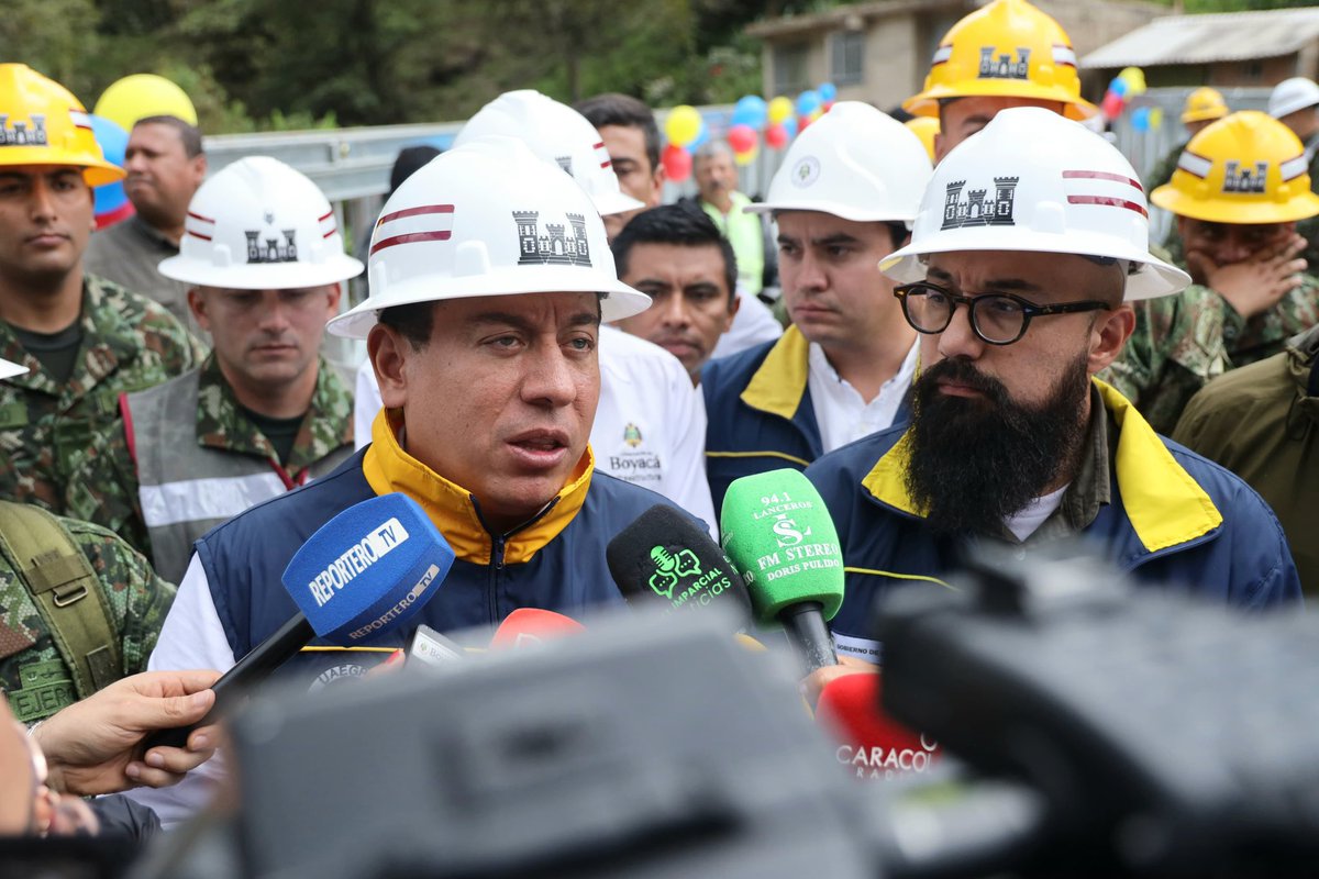 CarlosAmayaR's tweet photo. ¡La unión hace la fuerza 💪🏻!

Hoy, entregamos el Puente Sisa que conecta Tibaná con Garagoa.

Gracias al trabajo conjunto con el @COL_EJERCITO y @CarlosCarrilloA, director de la @UNGRD, logramos restaurar plenamente la movilidad en la zona 🙌🏻. 

Además, nos alegra anunciar que serán asignados 5.617 millones de pesos para el mejoramiento de la vía secundaria Úmbita - Puente Sisa, mediante la estrategia #KilómetrosDeProgreso 🛤️.

Nosotros, desde la @GobBoyaca, pondremos 5.000 millones de pesos y la Alcaldía invertirá 617 millones de pesos. 

Seguiremos avanzando con obras que transforman vidas.