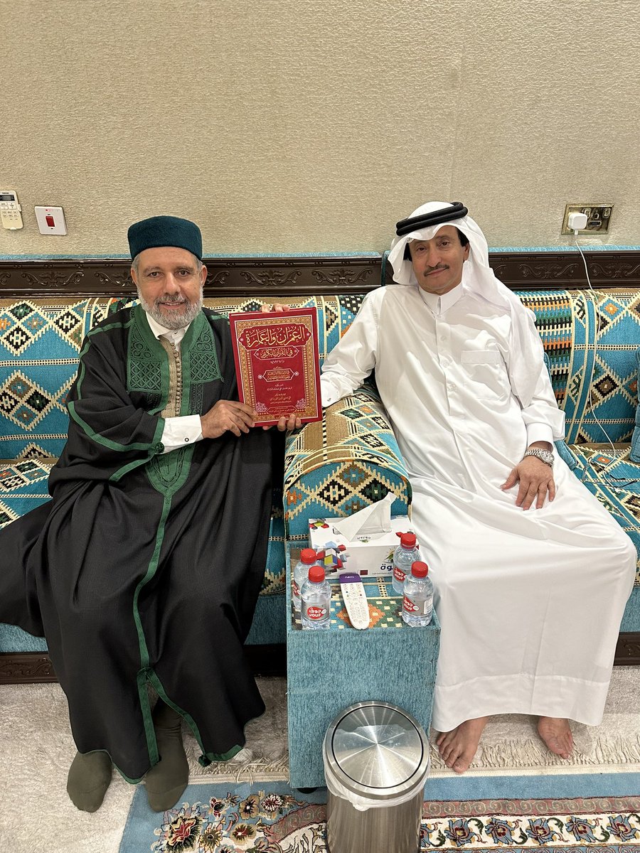ALIHALSADA's tweet photo. تشرفنا باستقبال معالي وزير الشؤون الدينية الأسبق في جمهورية تونس الشقيقة والأستاذ الزائر بجامعة الإمام بالرياض ثم كلية الشريعة بجامعة قطر الشيخ البروفيسور نورالدين الخادمي في مجلسنا بمدينة الرويس العامرة وزار المكتبة ثم ألقى محاضرة قيمة بعد صلاة العشاء في مسجد الوالد عبدالله بن صالح السادة فأهلًا ومرحبًا به وبالوفد المرافق له.