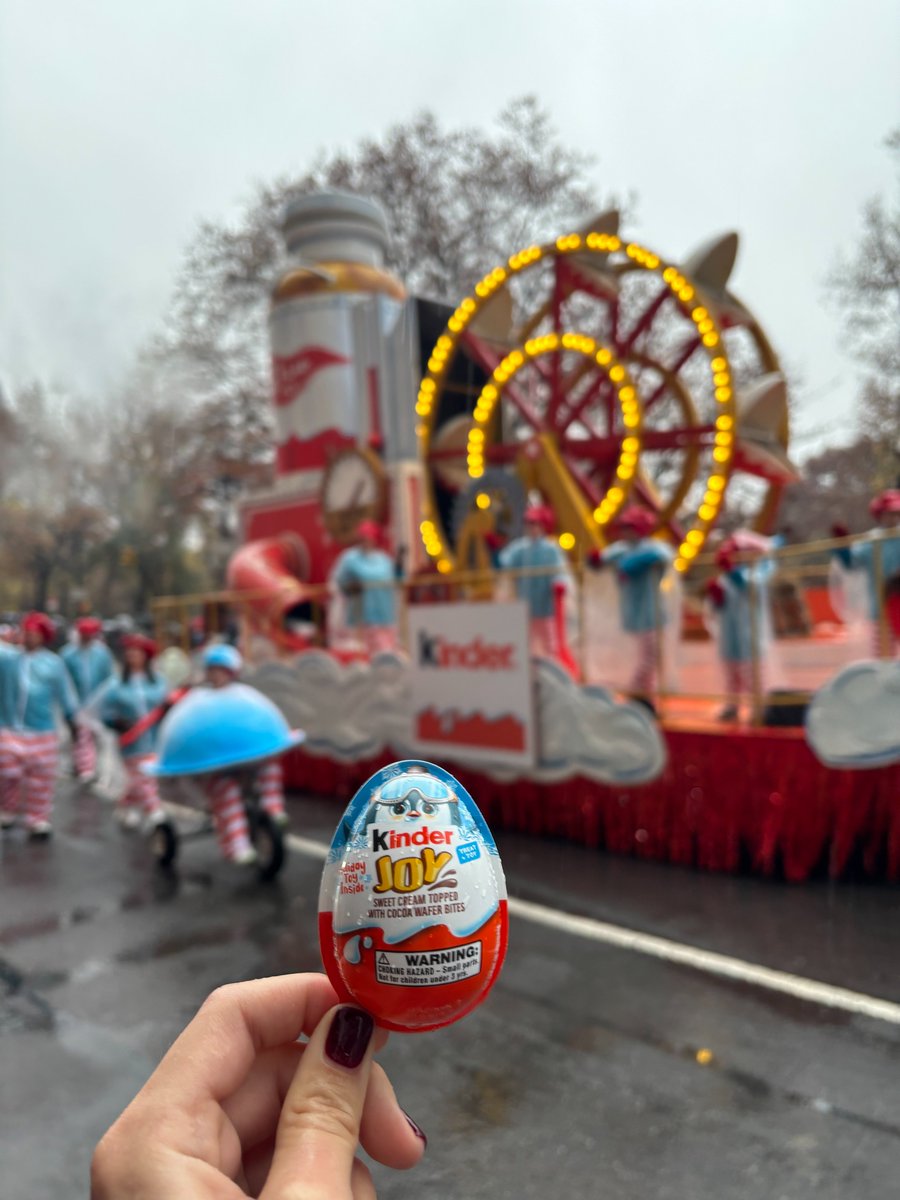 FerreroNACorp's tweet image. Thankful for our @kinderus team, who pulled off another incredible float during the 98th Annual @Macys Thanksgiving Day Parade, complete with a live performance by @alexwaarren. Happy Thanksgiving! #MacysParade