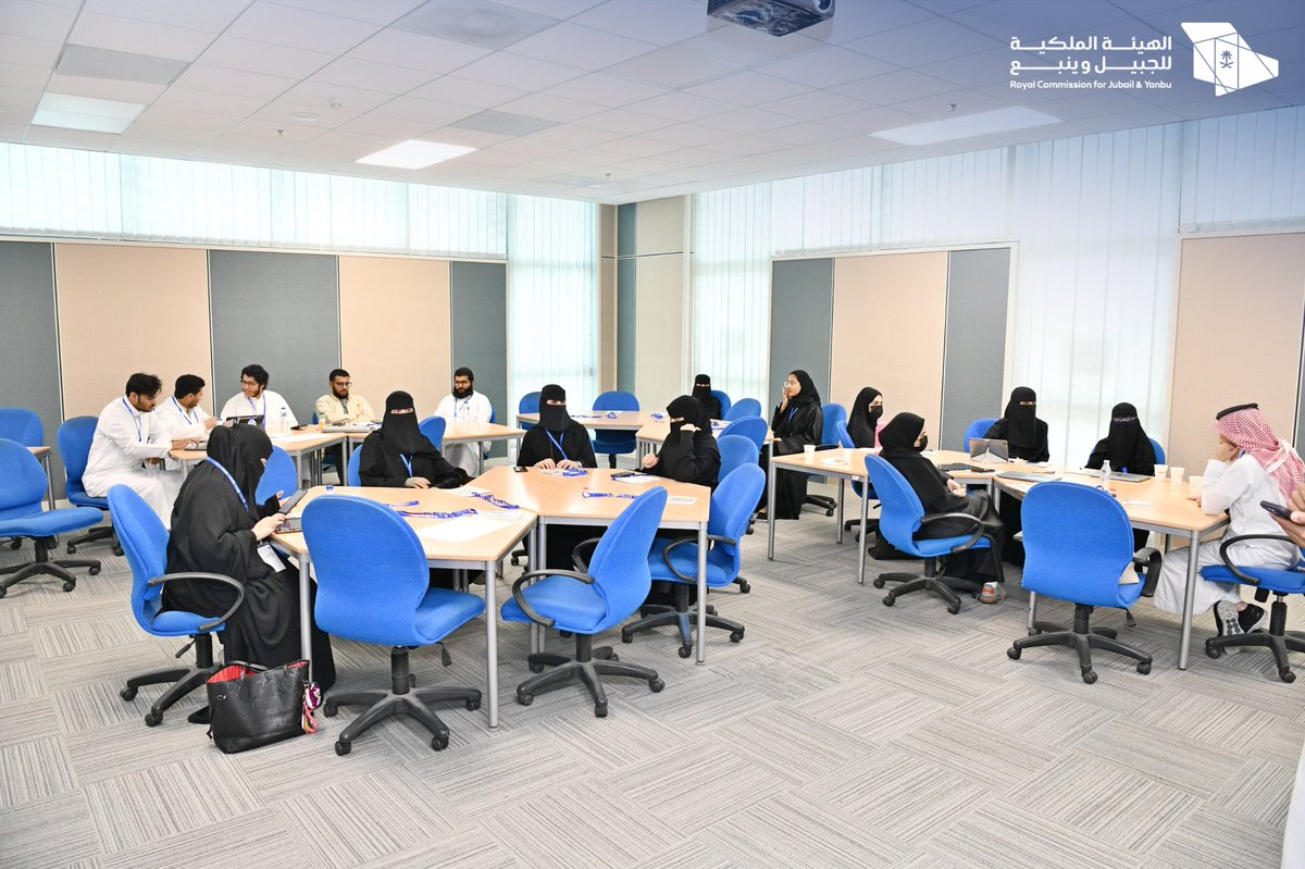RCJY_Jubail's tweet photo. ضمن مبادرات #الشرقية_تبدع
اختتمت فعالية هاكثون رواد التنمية الصناعية الأول حيث شهدت مشاركة (20) فريقاً، تأهل منها (9) فرق للتقييم والمشاركة في المعرض المصاحب؛ لعرض أفكارهم في مجال تصميم وتطوير منتجات، أو طرح حلول مبتكرة في مجالات الصناعة الواعدة التي تسهم في رفع كفاءة الإنتاج وتقليل الهدر وتحقيق الاستدامة.

#صناعة_وحياة