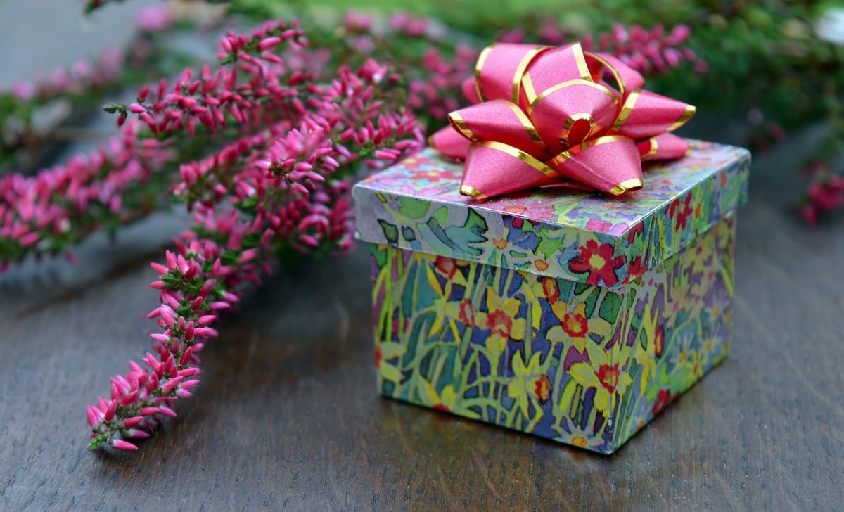 PaganPathwaysUK's tweet photo. Wart-charming was a common request for Cornish pellars. One spell was to touch something to the warts and put this in a package at a crossroads. Whoever picked up the parcel would then get the warts!

#FolkloreThursday #folklore #pagan #witchcraft #witch #wicca #paganpathwaysuk https://t.co/slYchZu2XQ
