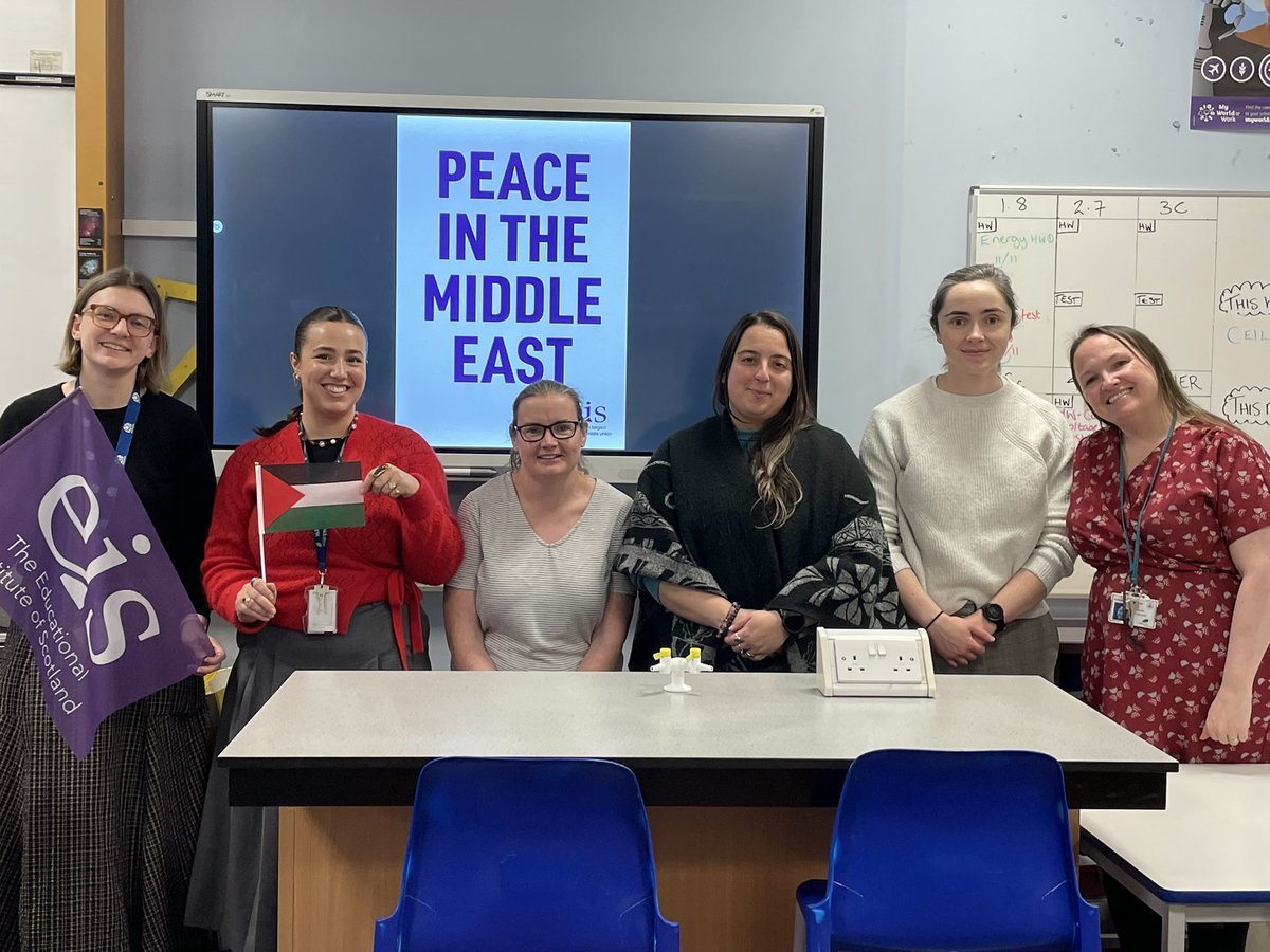 fizzix123's tweet photo. St David’s RC High school EIS members supporting the TUC day of action calling for a ceasefire in the Middle East! #EIS #CeasefireNow https://t.co/8bYM4qUGoV
