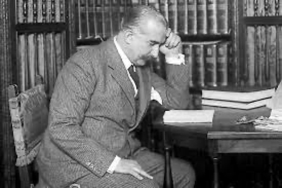 Hoy, hace 88 años, Muñoz Seca fue asesinado en Paracuellos del Jarama. 
Siempre recordado por “La venganza de don Mendo”, una de las múltiples obras que escribió. 
Hoy tengo la suerte de representar cada fin de semana “La cena de los Idiotas” en el teatro que lleva su nombre.