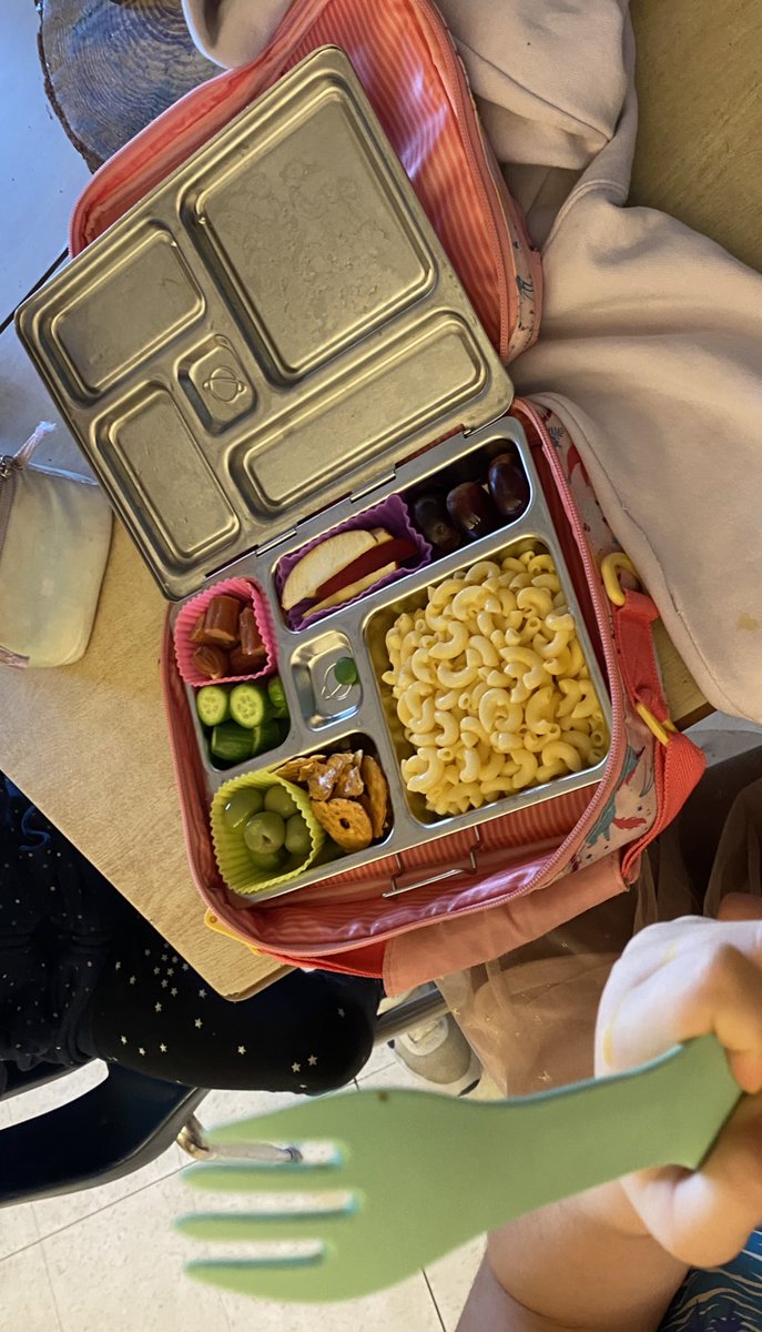 After our <a href="/EcoSchoolsTDSB/">TDSB EcoSchools</a> kick-off assembly today <a href="/BeaumondeBHJMS/">Beaumonde Heights Junior Middle School</a>, the Gr. 1s in Mrs. Shah’s class were so proud to show me their environmentally responsible lunches filled with reusable containers &amp; cutlery! (Bonus: they identified the materials of these everyday objects!) ♻️