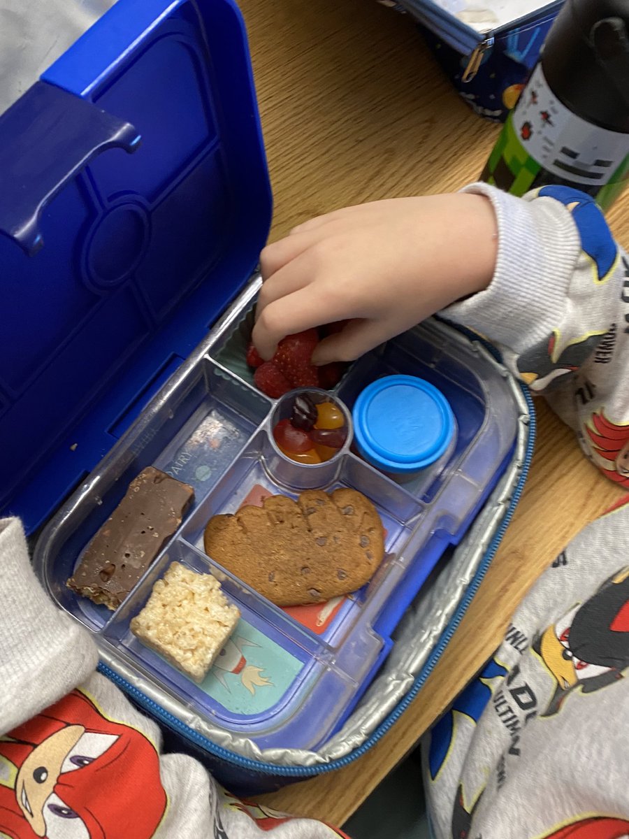 GordonSteam's tweet image. After our @EcoSchoolsTDSB kick-off assembly today @BeaumondeBHJMS, the Gr. 1s in Mrs. Shah’s class were so proud to show me their environmentally responsible lunches filled with reusable containers &amp;amp; cutlery! (Bonus: they identified the materials of these everyday objects!) ♻️