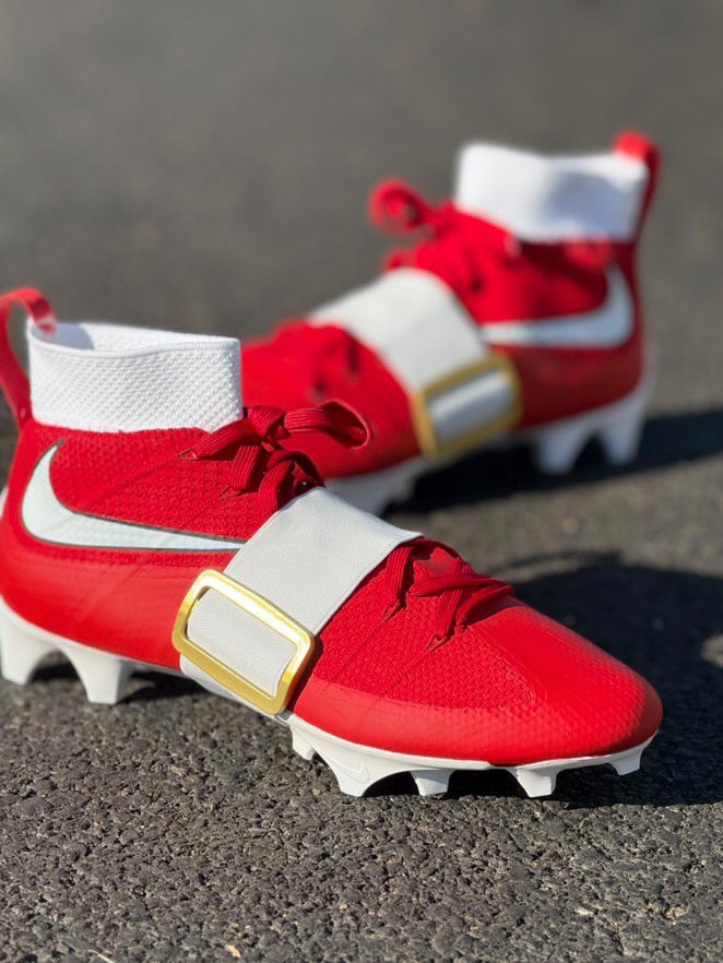 nicekicks's tweet image. David Montgomery and Jahmyr Gibbs are wearing matching Sonic and Knuckles cleats 🥊💨