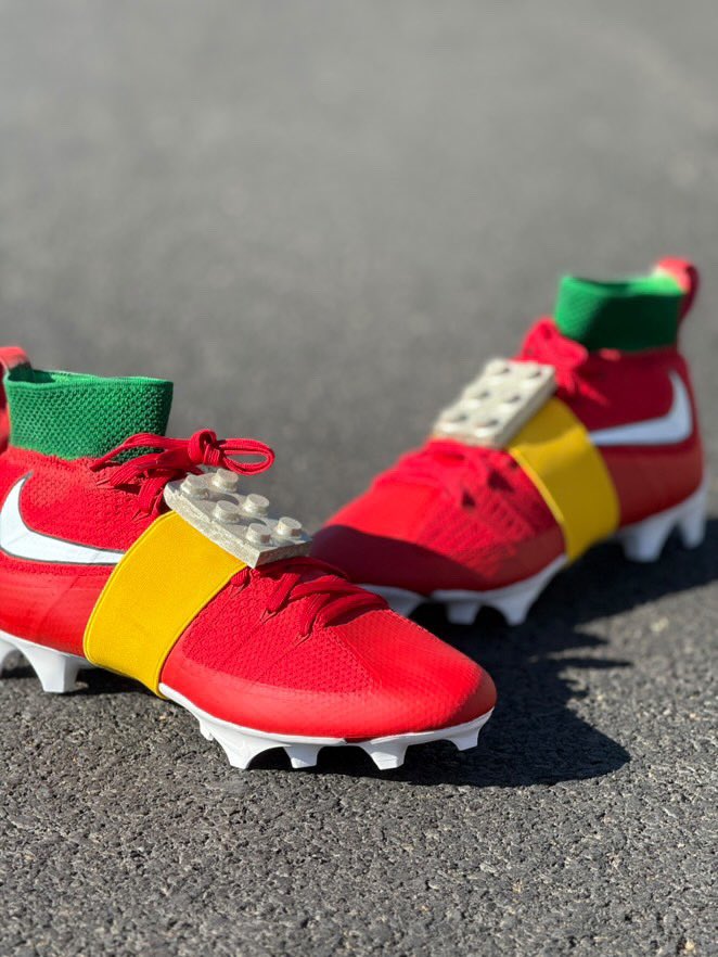 nicekicks's tweet image. David Montgomery and Jahmyr Gibbs are wearing matching Sonic and Knuckles cleats 🥊💨