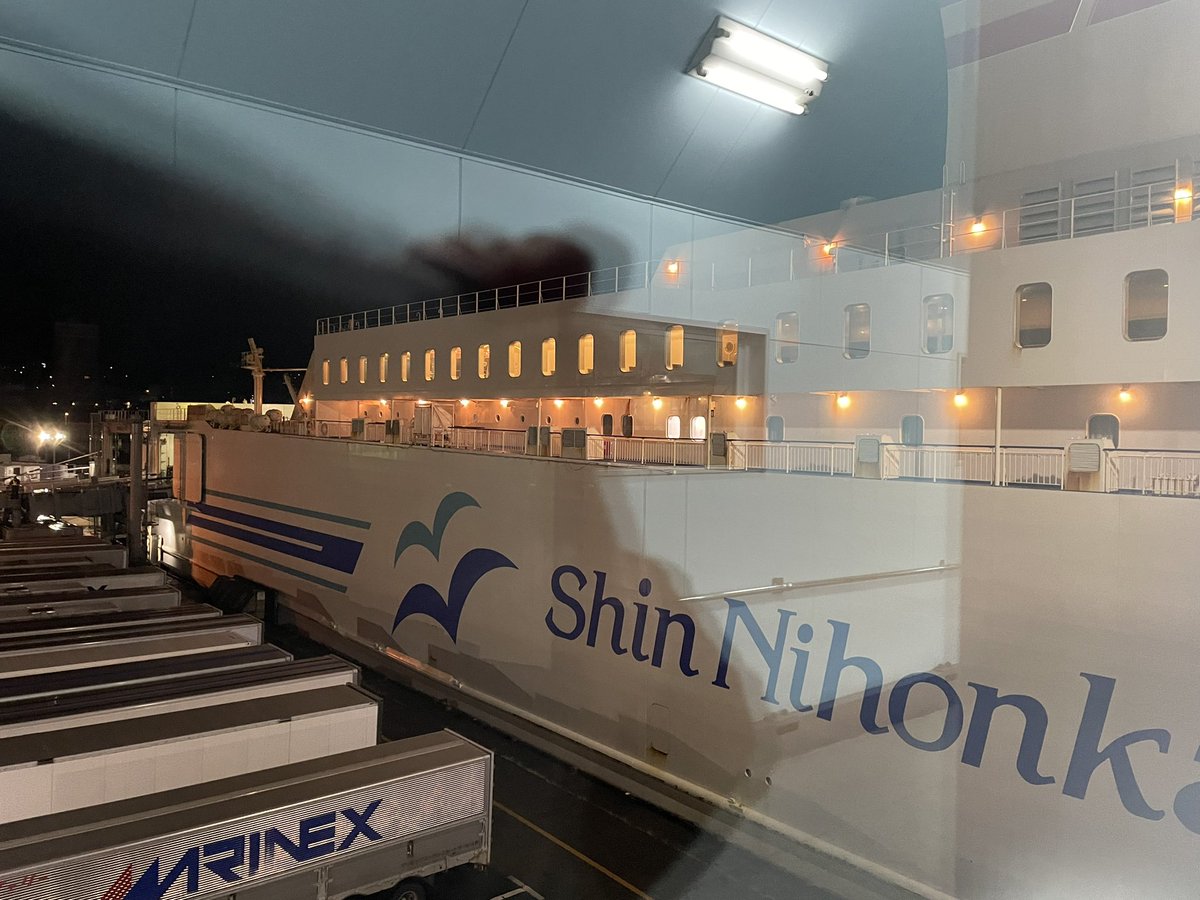 trainfridaylion's tweet photo. 乗船開始。思ったところと別の場所に停泊してた。デカ過ぎ https://t.co/f2yNbh5r3j