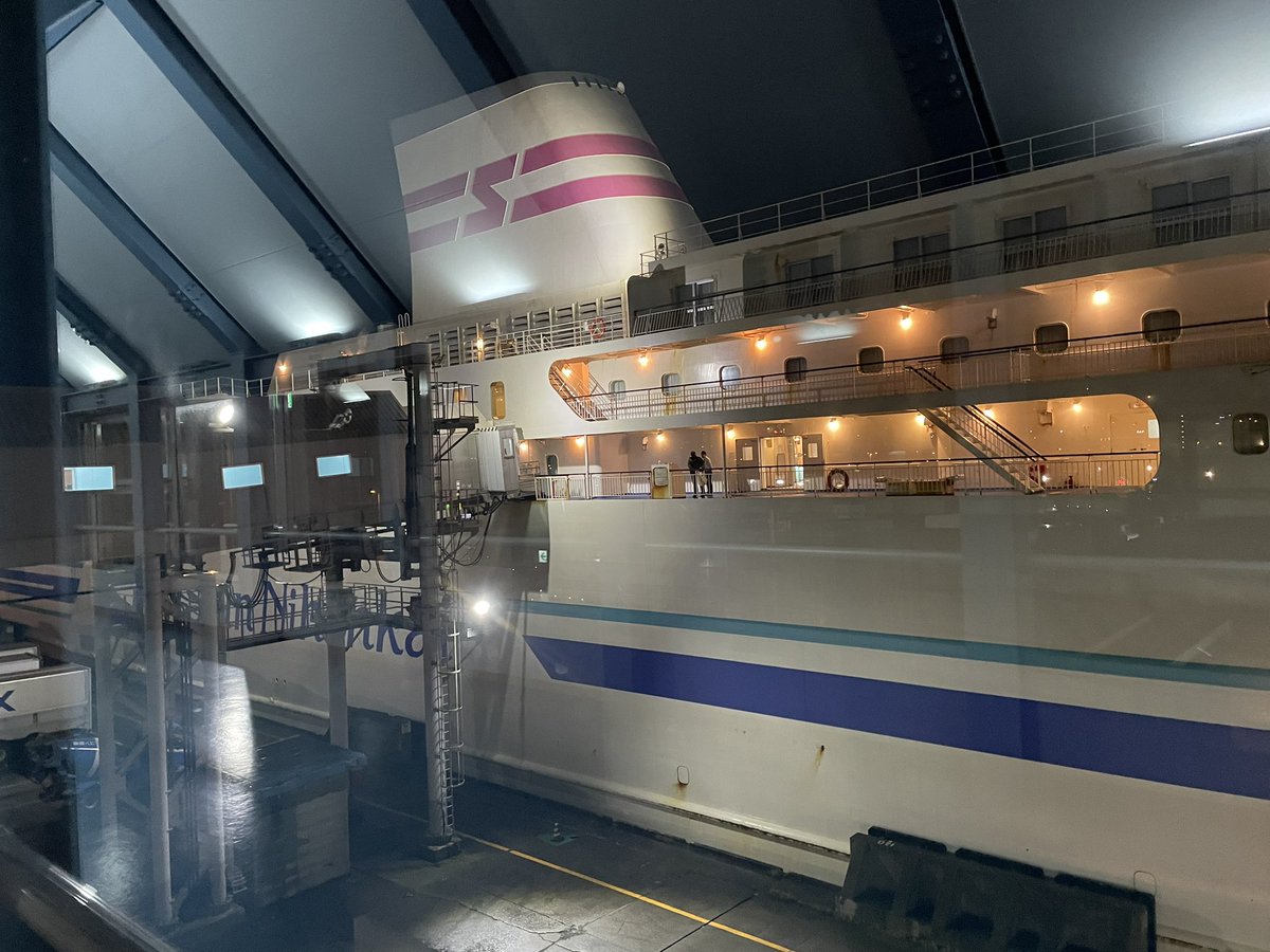 trainfridaylion's tweet photo. 乗船開始。思ったところと別の場所に停泊してた。デカ過ぎ https://t.co/f2yNbh5r3j