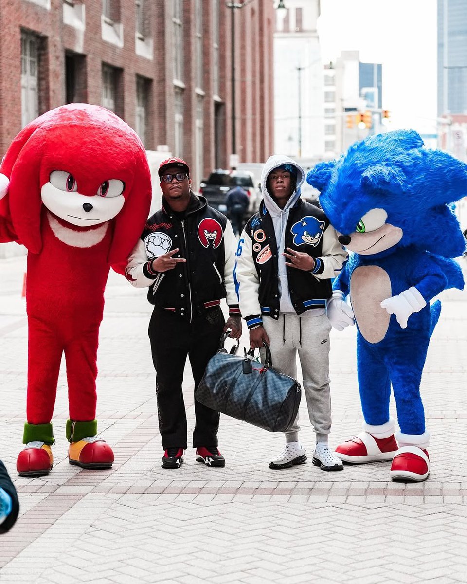 nicekicks's tweet photo. Both Lions RBs David Montgomery and Jahmyr Gibbs arrived to today’s game with Sonic and Knuckles and matching cleats 🔥 https://t.co/iJvgVog1a8