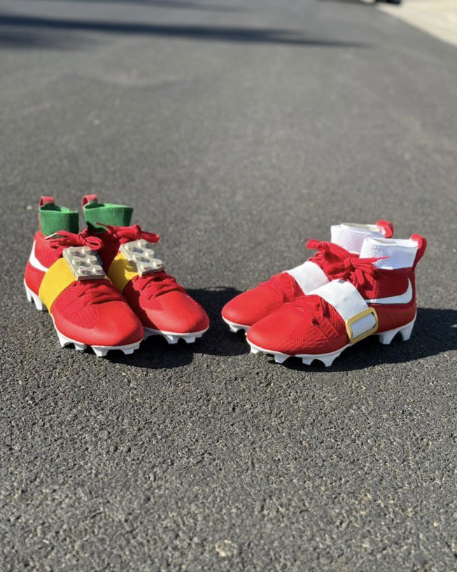 nicekicks's tweet photo. Both Lions RBs David Montgomery and Jahmyr Gibbs arrived to today’s game with Sonic and Knuckles and matching cleats 🔥 https://t.co/iJvgVog1a8