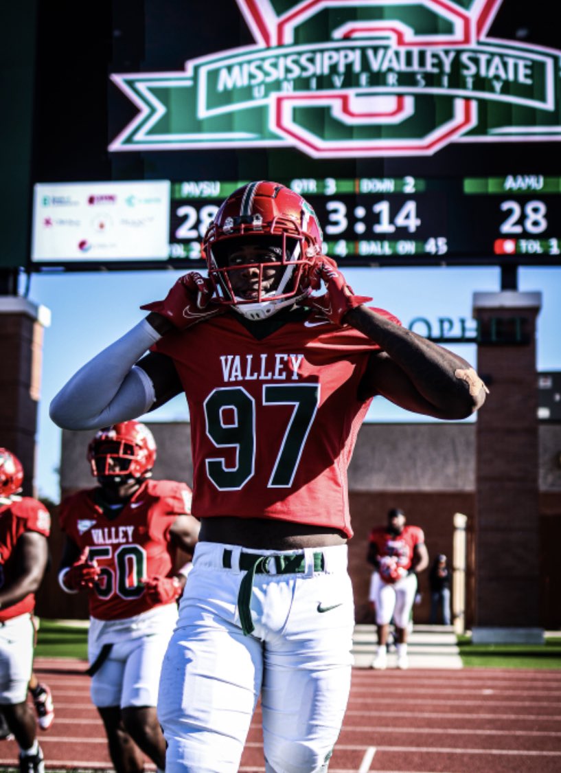 JAMES BRADLEY 6’5 DL 245 lbs💷 (@ihatetackles) on Twitter photo Until next year Until next year