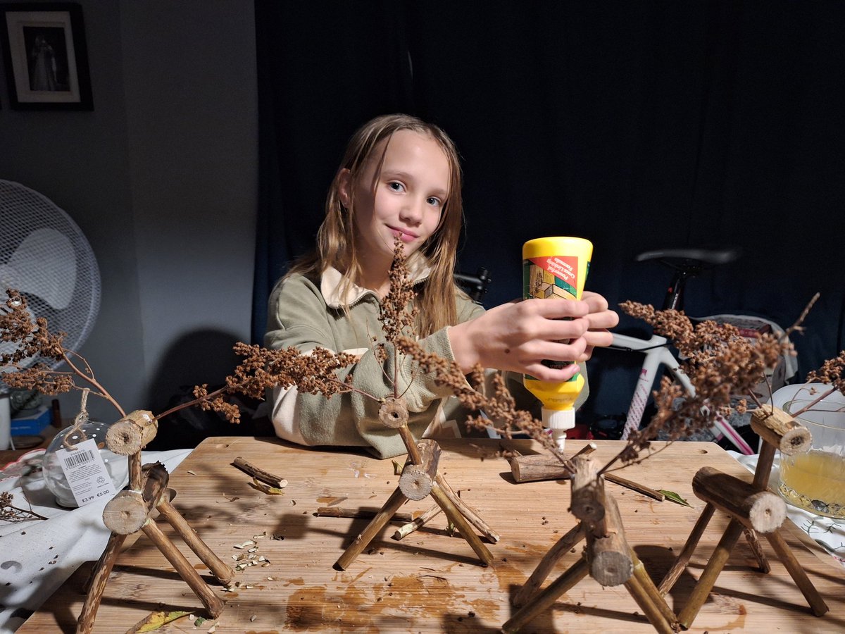 EmmaDW321's tweet photo. Making reindeer for Gwens school fete #businesswomaninthemaking 🙌 https://t.co/aby6uAuLki