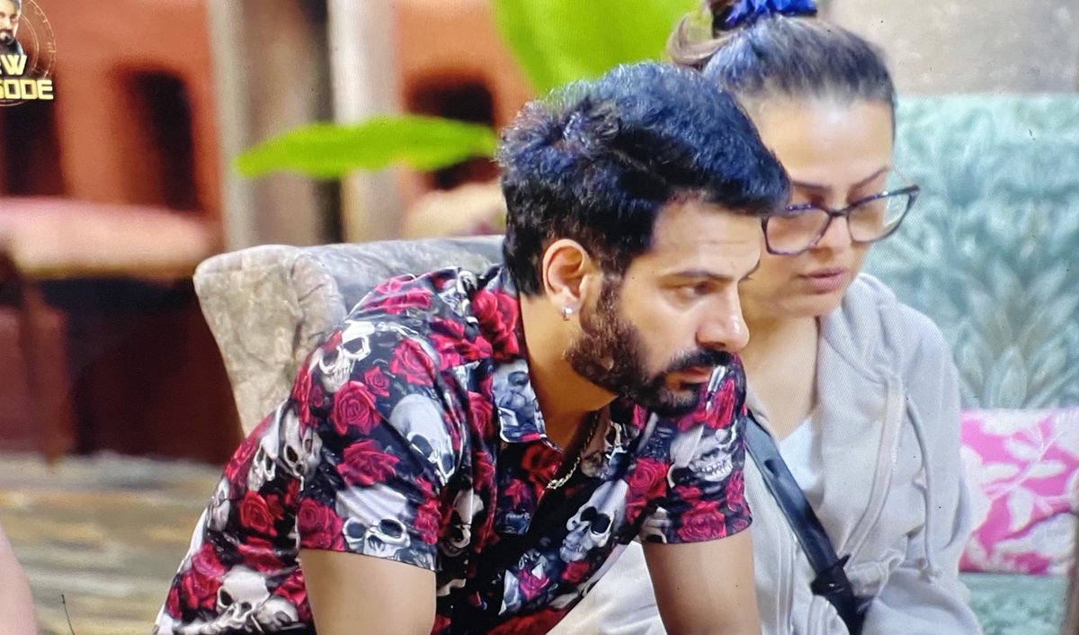 chadhashiva's tweet photo. Starting se yeh narrative set Kiya Gaya #KaranveerMehra
Kuch nahi kar raha 
But overall har contestants,har topic, har strategy sirf #Karanveer
Se related hoti hai 😂

Implement to hai 🤪
#BB18

Rest Karan &amp; #DigvijayRathee
Is enough for whole house.
@KaranVeerMehra

#BiggBoss18 https://t.co/nS3JS6BPrX