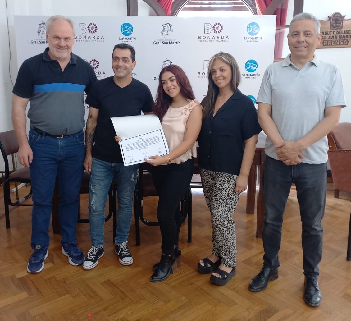 marioriverook's tweet photo. Entrega de reconocimiento por parte del HCD de San Martín a la atleta Sanmartiniana Abril Valero por su participación en el campeonato de Patinaje artístico de San Juan. https://t.co/PJaoh8isxe