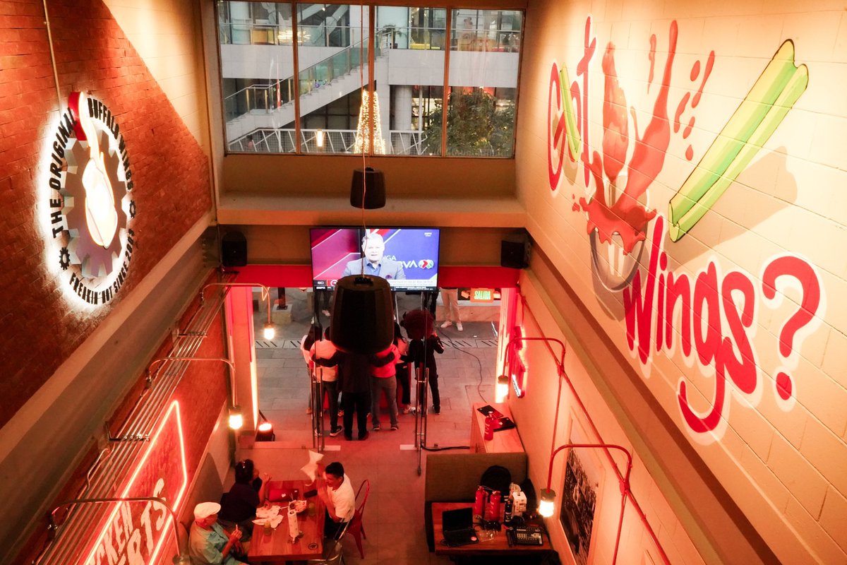 BUFFALO WINGS ABRE SUS PUERTAS EN EL CENTRO HISTÓRICO DE SAN SALVADOR

Con una inversión de $200,000 y la creación de más de 15 empleos directos, Buffalo Wings abrió oficialmente su sucursal número 27 en El Salvador, esta vez en el icónico Centro Histórico de la capital.

La