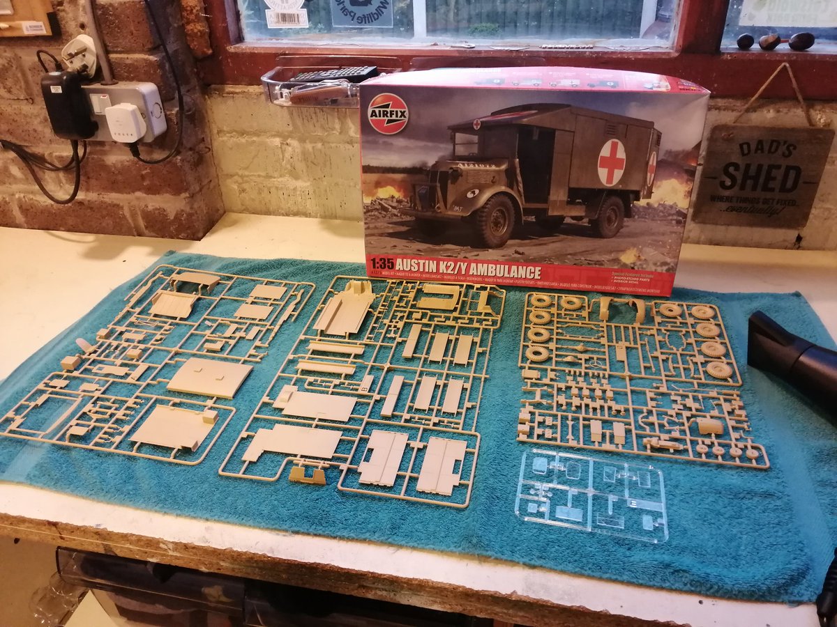 Reetdog_UK's tweet photo. Made a start on the @Airfix Austin K2/Y ambulance a few days ago. This is the progress so far... #Airfix #ScaleModellerUK https://t.co/GHELK83LKP