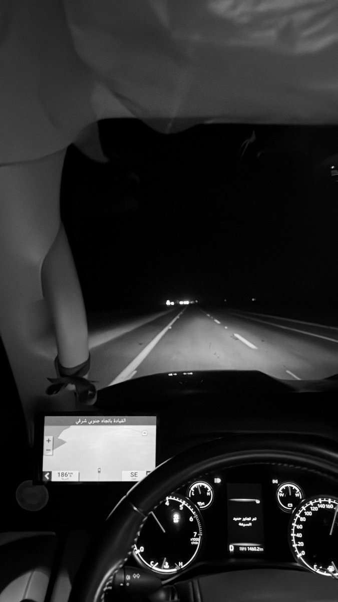 يغويني الليل لا خيم عليه السكون 
ويصير للحزن صوت وللفكر دندنه

البارحه وين ودتني عليك الظنون
وانا احسبني تجاوزت الهوى من سنه

يغلبني الشوق وتفضفض عليه العيون 
و انا بشر والاوادم ماهي محصّنه

الذاكره عيّت تخونك .. انا كيف اخون ؟
فالعمر حاجات واجد ماهي بممكنه