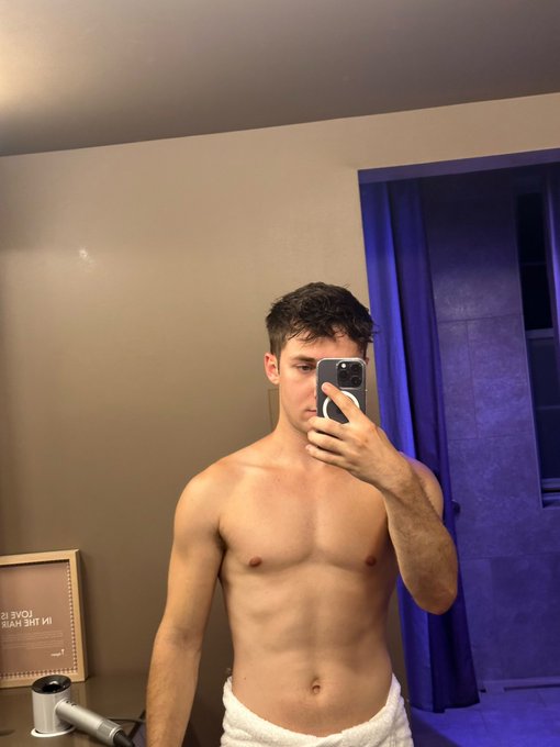 It’s so hard to be a hot twink at 28 years old… but I think I’m doing all right https://t.co/MNFDDdG
