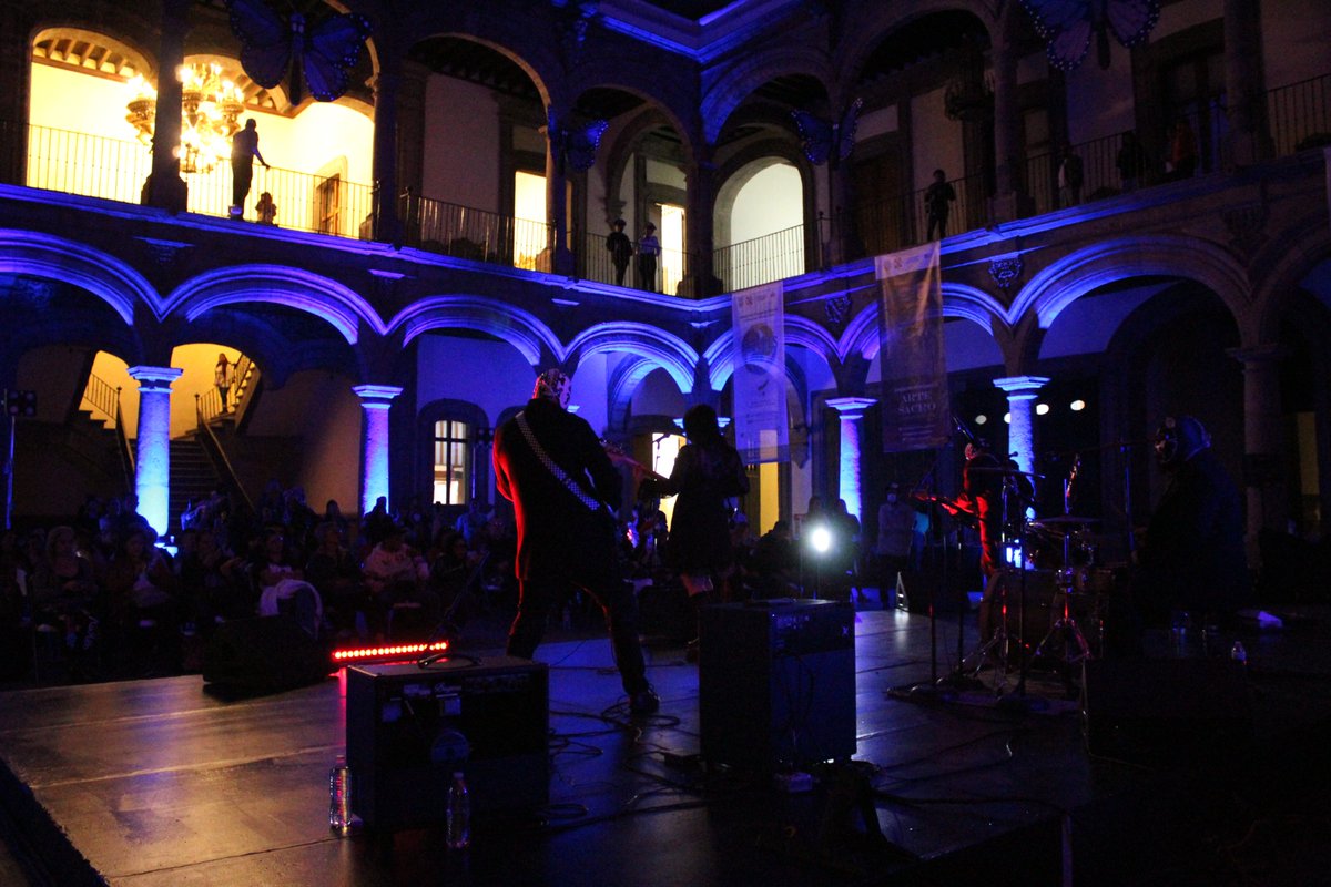 MuseoCiudadMX's tweet photo. #NocheDeMuseos15Años Gracias por esta velada🖤
#MuseodelaCiudaddeMéxico #PalaciodelosCondesdeCalimaya #Surf #Punk #RockandRoll #PrePosada https://t.co/r9AfsLMTUR