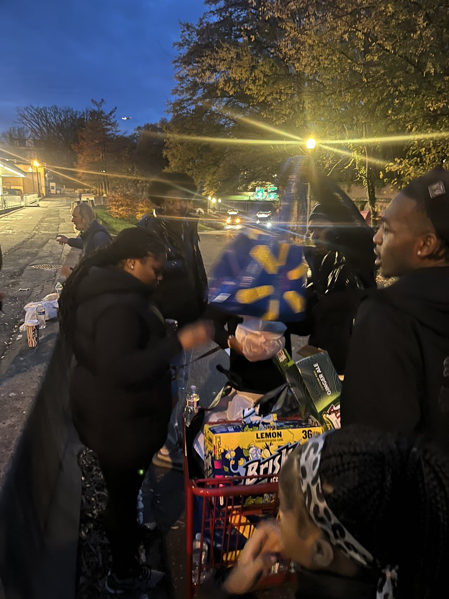 JunBoogiee tweet media