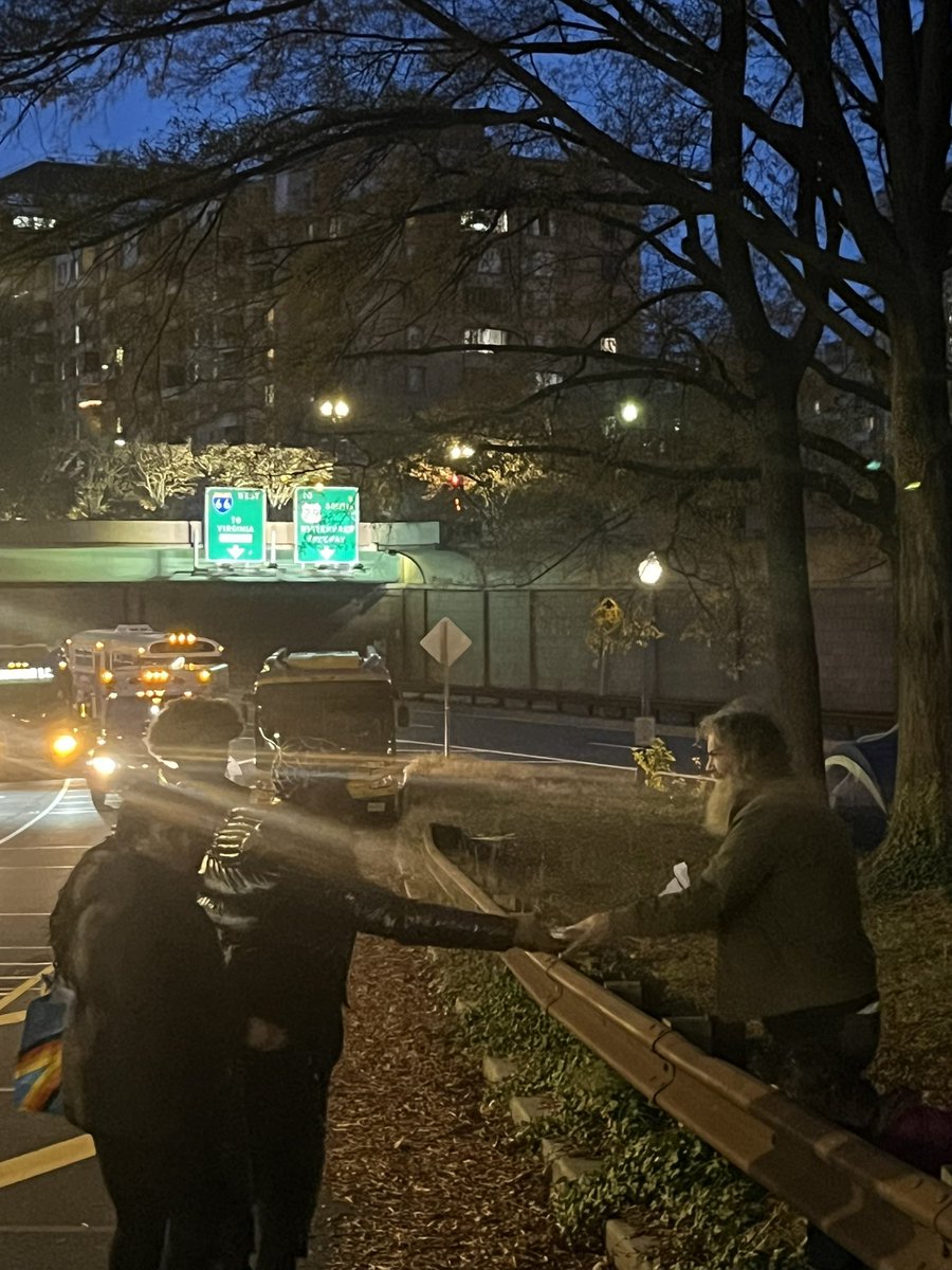 JunBoogiee tweet media