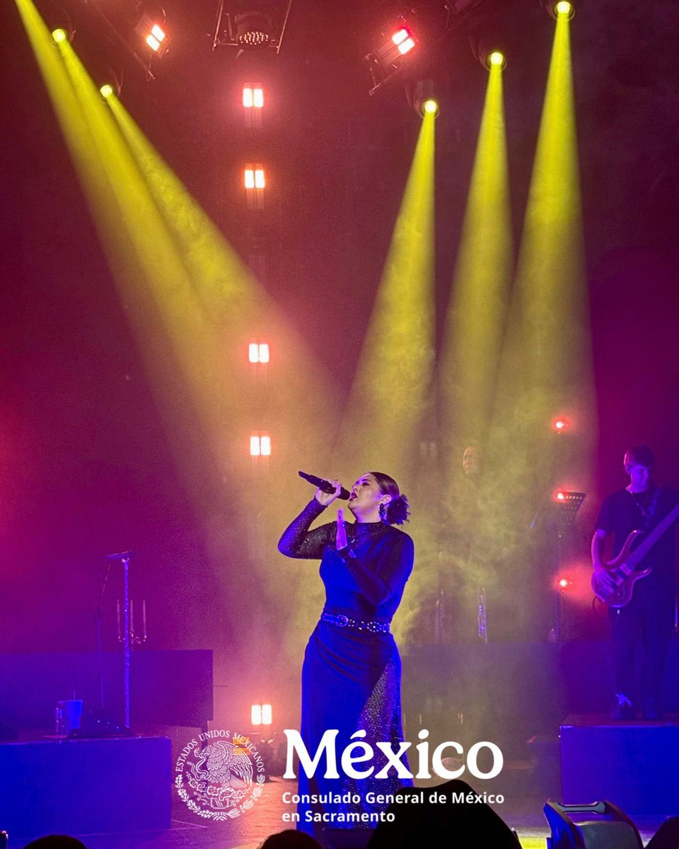 Tonatiuh_'s tweet photo. Un honor el haber sido invitado a ser testigo del éxito y #soldout de @yuritaflowers 🫀 en el Norte de #California 🇺🇸. A ella y su equipo  reconocemos la trayectoria, éxito internacional y las contribuciones que hacen a través de su música para empoderar e inspirar a nuestra comunidad migrante 🇲🇽. 

En #TiempodeMujeres reconocemos a una gran artista que es madre, empresaria y digna represente de nuestra música 🎼 en el 🌎.

¡Enhorabuena, #Yuridia! 💚🤍❤️

#SinLlorar #YuridiaFlores #OrgulloMexicano 
 
@SRE_mx @IME_SRE @DiplomaciacMX