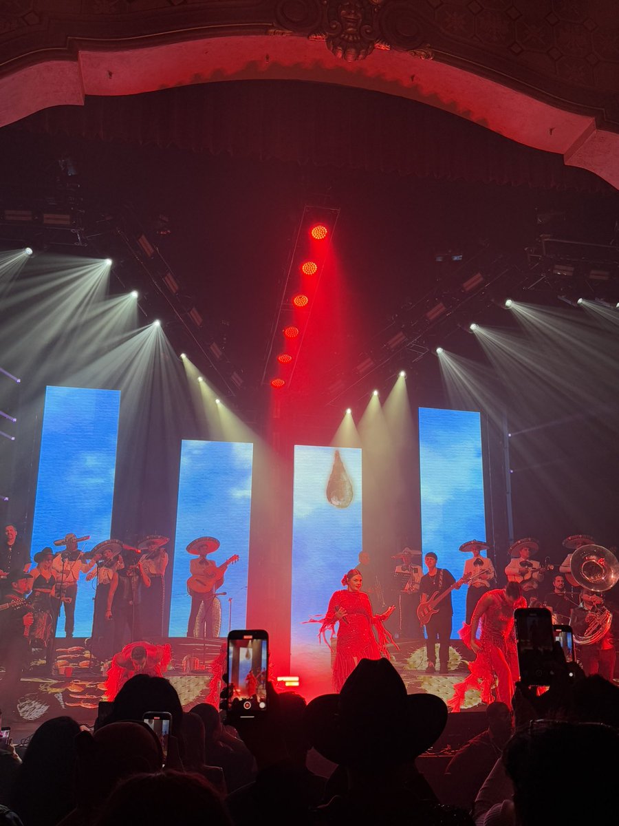 Tonatiuh_'s tweet photo. Un honor el haber sido invitado a ser testigo del éxito y #soldout de @yuritaflowers 🫀 en el Norte de #California 🇺🇸. A ella y su equipo  reconocemos la trayectoria, éxito internacional y las contribuciones que hacen a través de su música para empoderar e inspirar a nuestra comunidad migrante 🇲🇽. 

En #TiempodeMujeres reconocemos a una gran artista que es madre, empresaria y digna represente de nuestra música 🎼 en el 🌎.

¡Enhorabuena, #Yuridia! 💚🤍❤️

#SinLlorar #YuridiaFlores #OrgulloMexicano 
 
@SRE_mx @IME_SRE @DiplomaciacMX