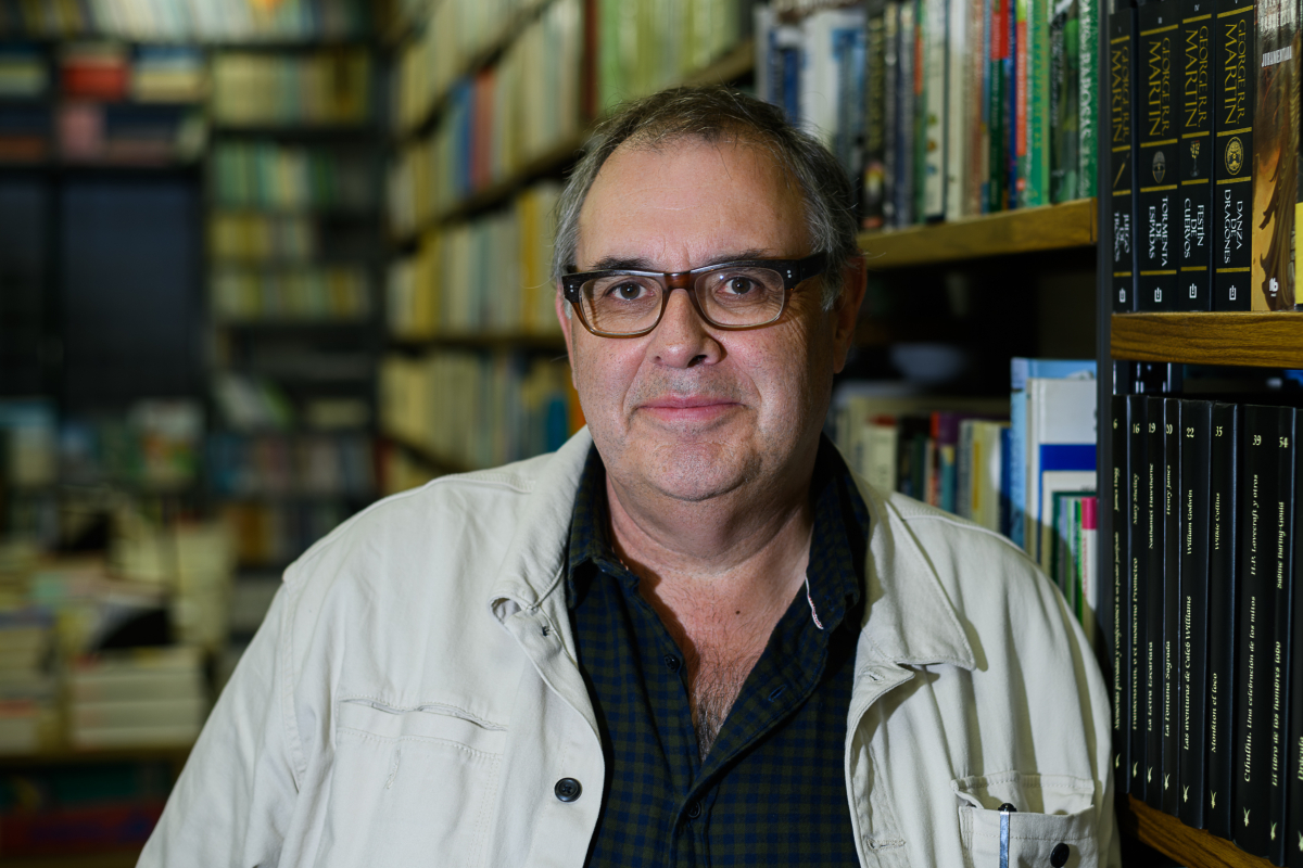 ⬜️ RETRATOS #OUFF2024 · PEPE COIRA ⬜️

Pepe Coira acompañounos nos #EncontrosLiterariosdeCine presentando o libro "Las costuras del guión", de Daniel Domínguez, na librería Tanco.
