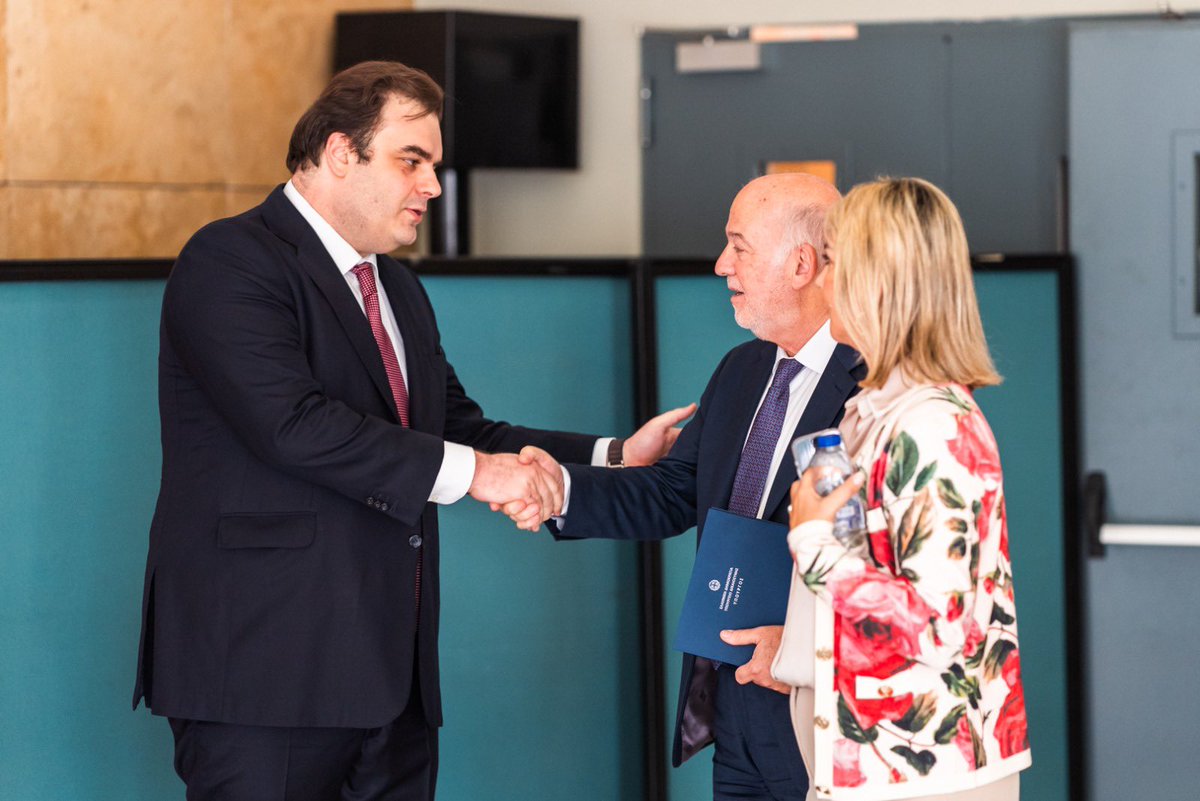 Pierrakakis's tweet photo. Η βία και ο εκφοβισμός δεν έχουν θέση στο σύγχρονο σχολείο που οραματιζόμαστε ως μια κοινότητα μάθησης και αλληλεγγύης. Ενώνουμε δυνάμεις με τα συναρμόδια υπουργεία, για να δώσουμε σε κάθε παιδί όλα τα εφόδια προκειμένου να γίνει ενεργός πολίτης. @georgefloridis @ZettaMakri https://t.co/aKSC9hZLIl