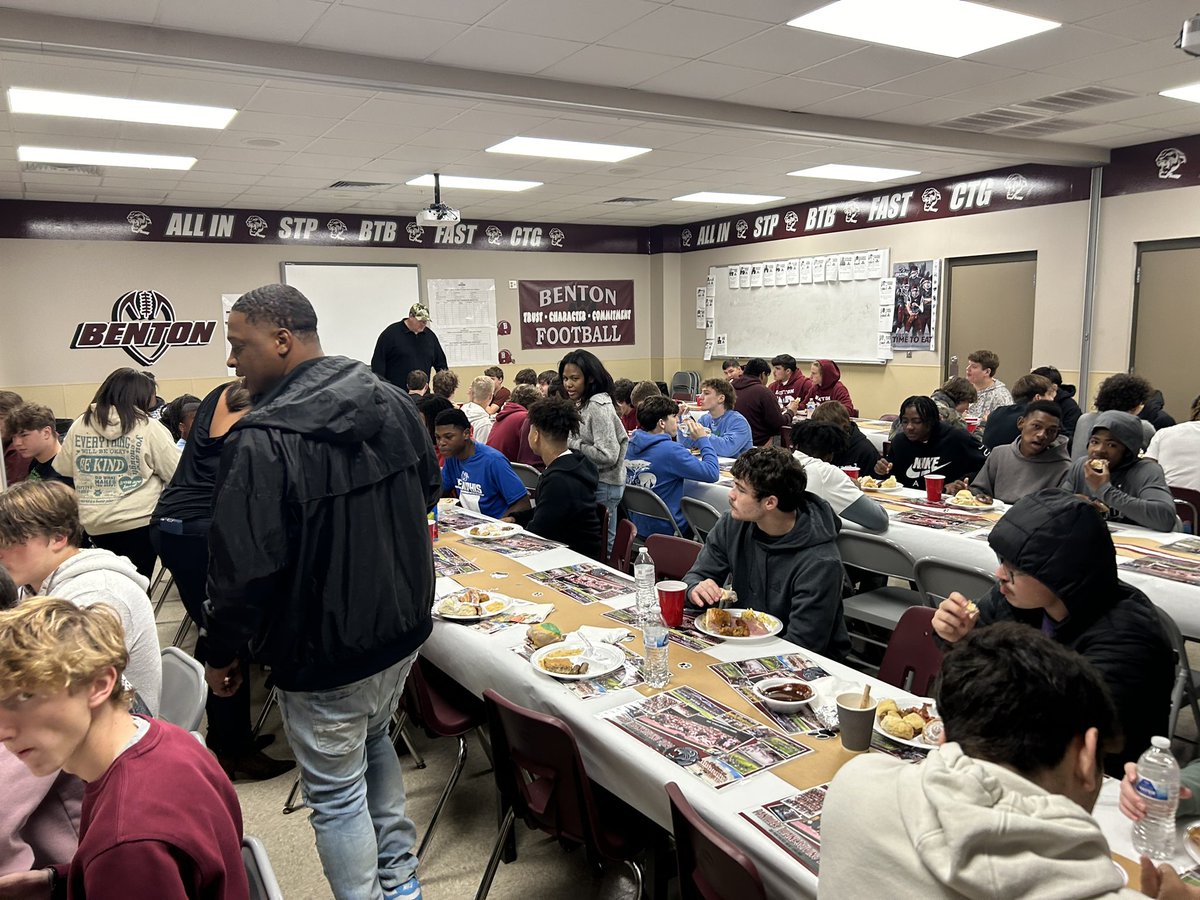 Happy Thanksgiving from our Benton Football Family to everyone, hope everyone has a Great Thanksgiving Day! We had a great practice and breakfast this morning, thanks to everyone that made it possible! #Benton💪🏼 #ALLIN <a href="/BentonTDClub/">Benton Touchdown Club</a> <a href="/bentonschools/">Benton Schools</a>