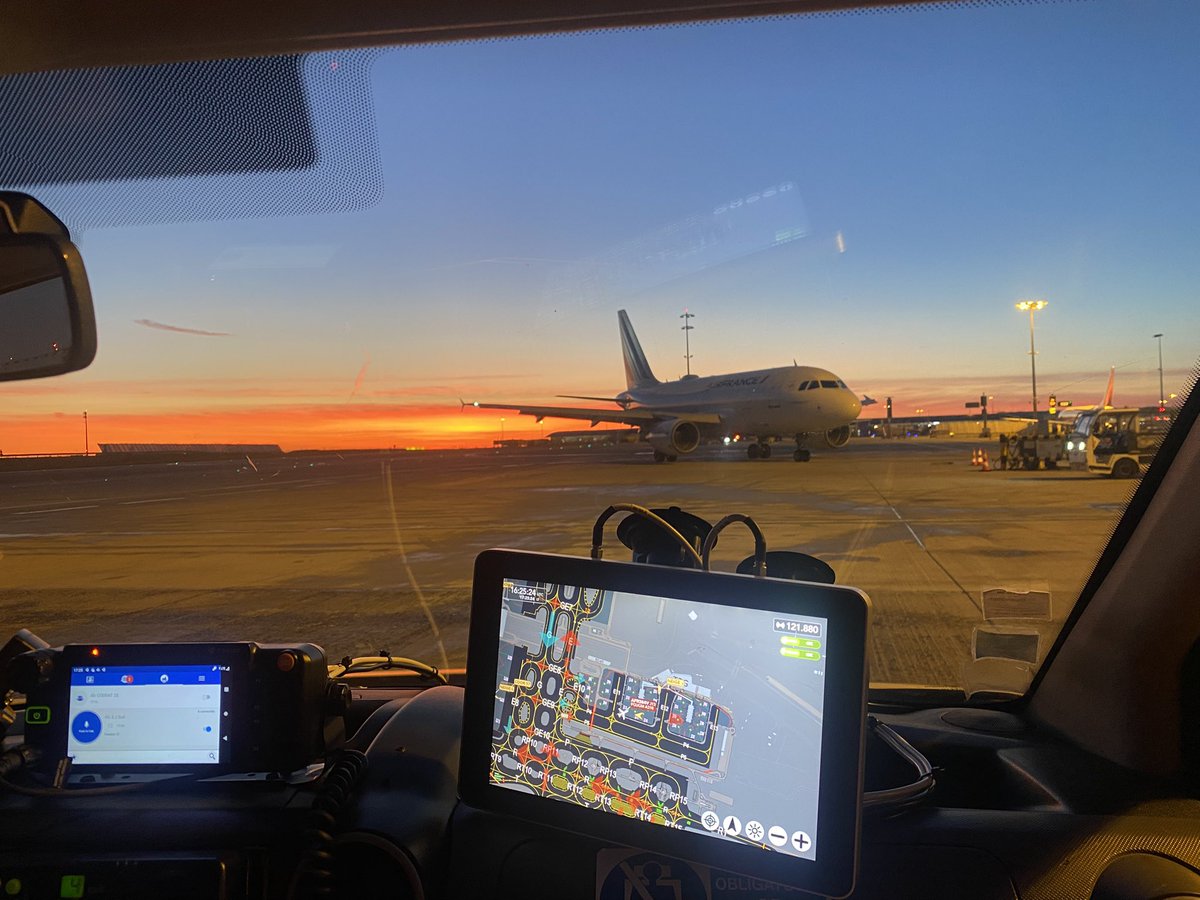 Entraînement exercice de déneigement avec un jolie couche de soleil