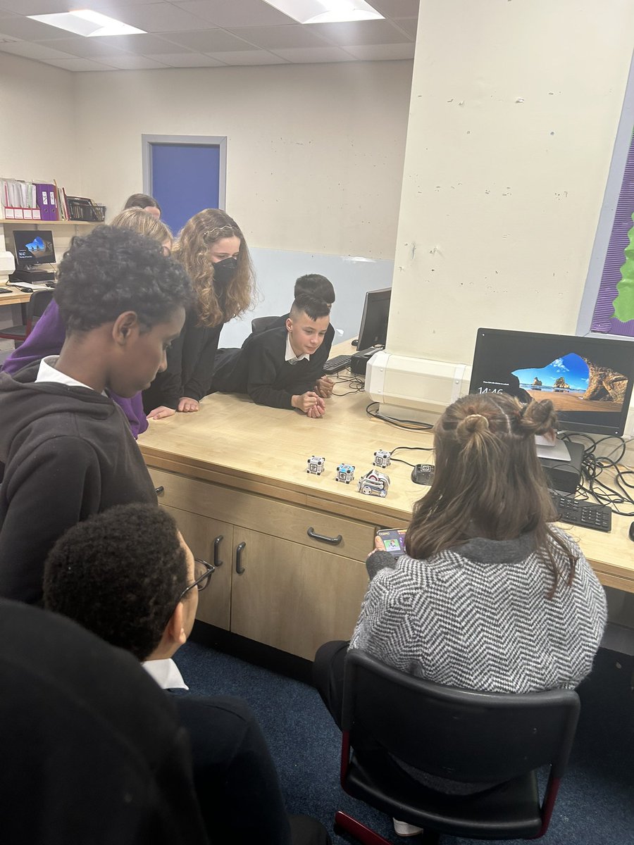 MissMckay_'s tweet photo. S1 had a lovely visit from Cosmo the robot today!🤖 https://t.co/9wwhW7KJl3