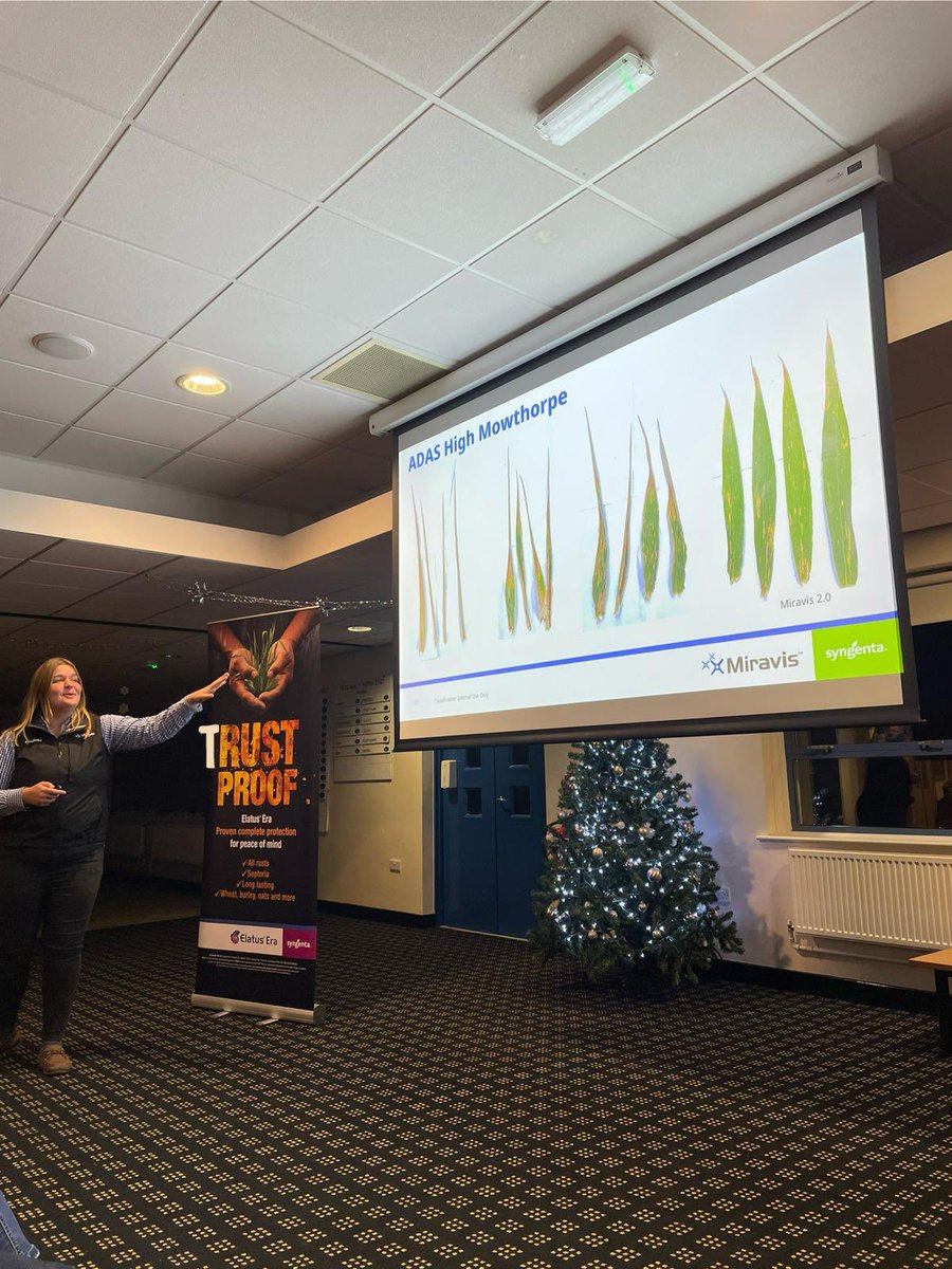 Our area manager <a href="/ThisIsGarbs/">Charlotte ‘Garbs’ Wright</a> showing the outstanding green leaf retention of Miravis to 60 farmers in East Yorkshire tonight! 🚜🌾

#MIRAVIS #SyngentaUK
