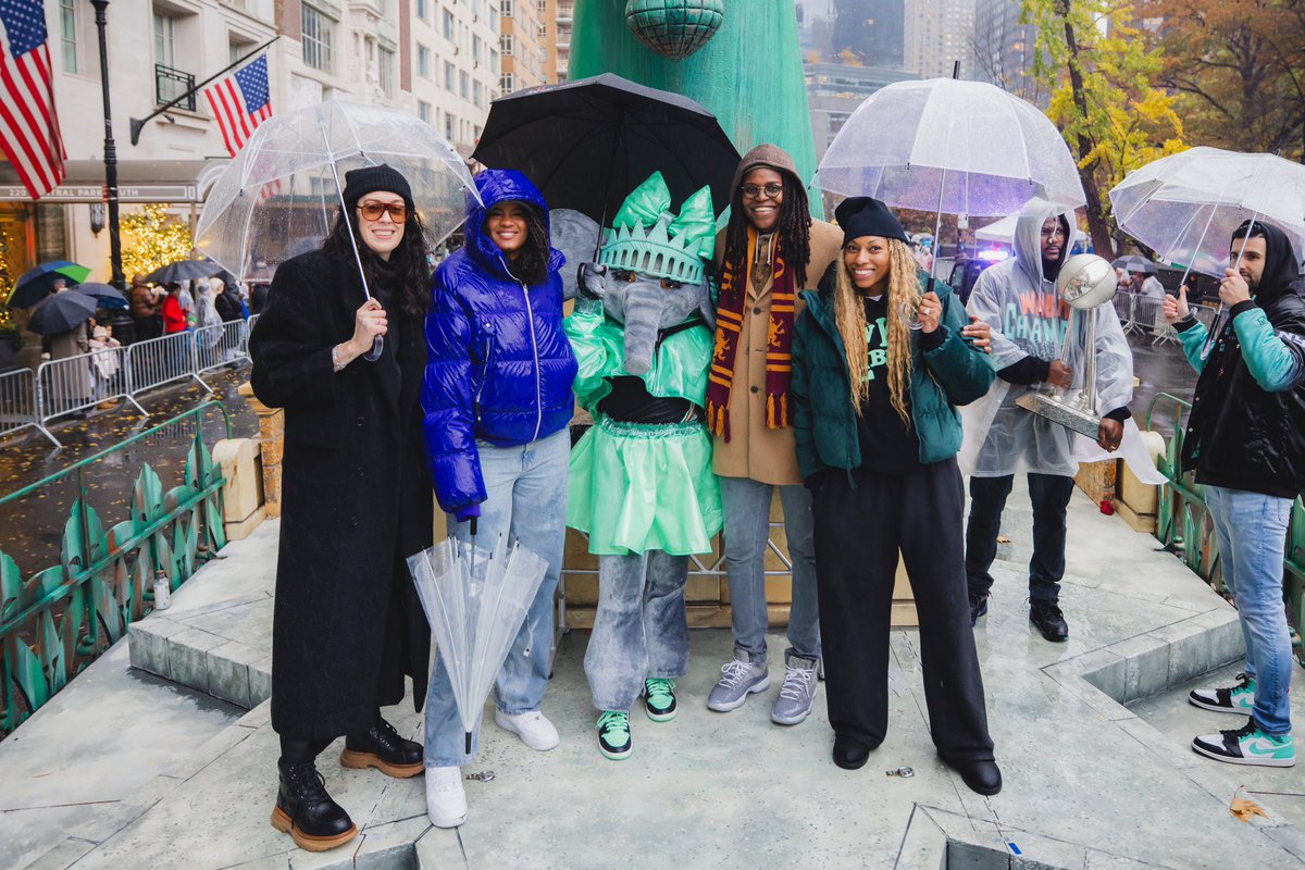 BigEllieLiberty's tweet image. @Macys RAIN OR SHINE WE ARE THANKFUL. Happy Thanksgiving Everyone 🍁🗽🐘✨  #MACYSPARADE