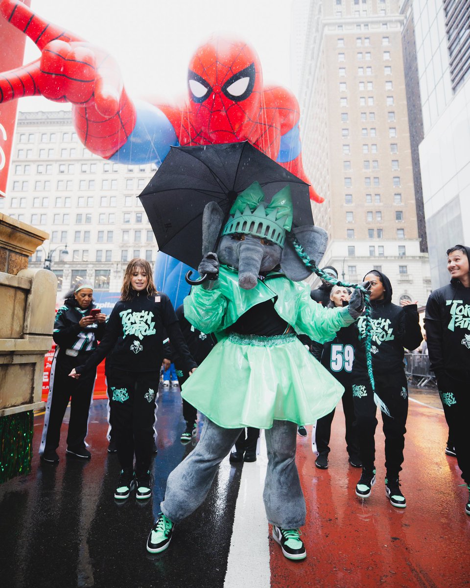 BigEllieLiberty's tweet image. @Macys RAIN OR SHINE WE ARE THANKFUL. Happy Thanksgiving Everyone 🍁🗽🐘✨  #MACYSPARADE