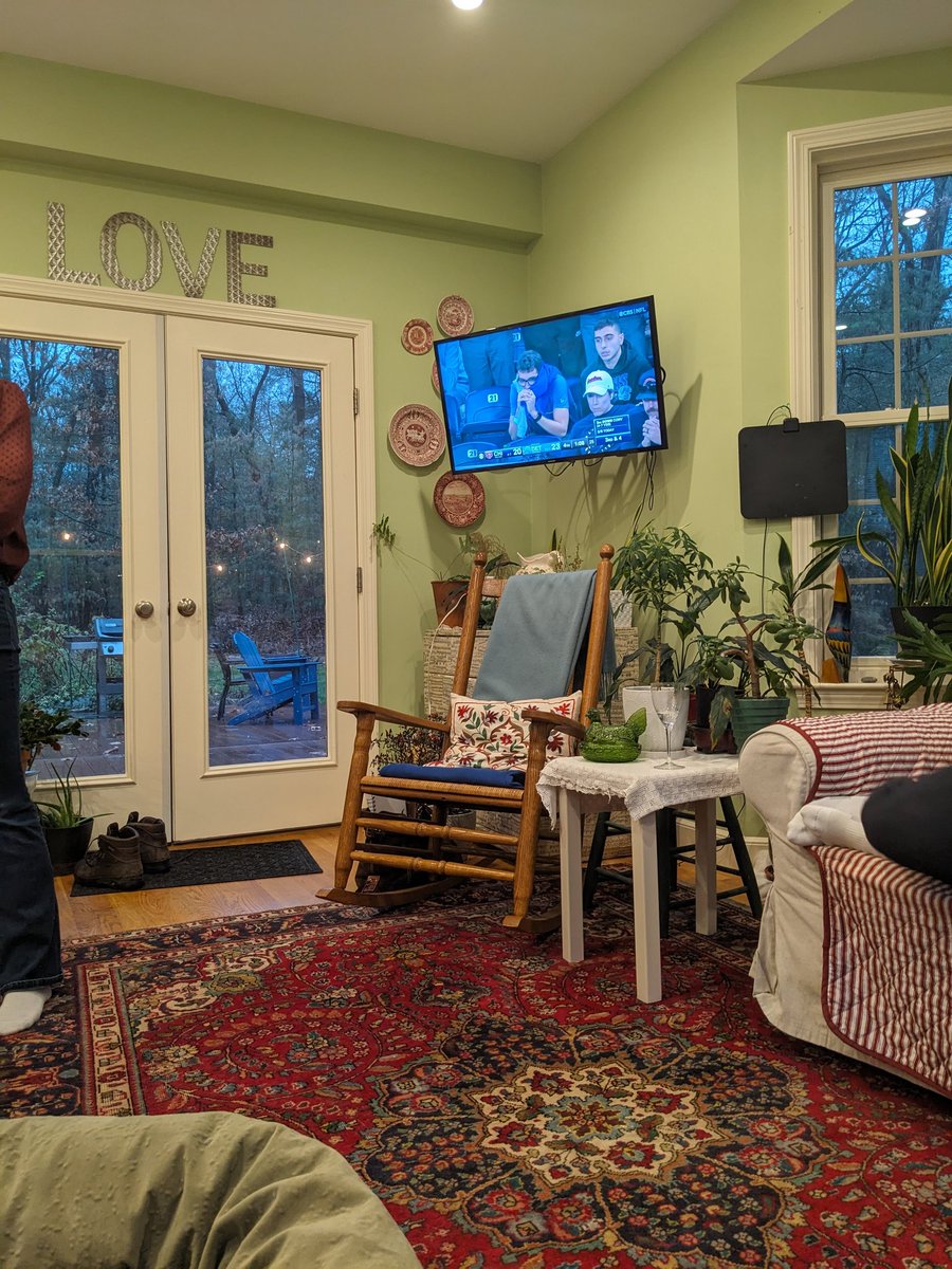 werewere's tweet photo. @zillowgonewild Family room NFL action https://t.co/XG0H2YTKWq