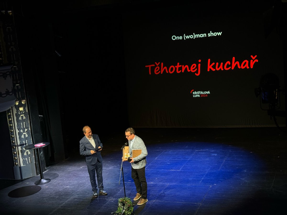 Křišťálová Lupa 2024 (@kristalovka) on Twitter photo V kategorii One (wo)man show vítězí 🥇 <a href="/tehotnejkuchar/">Těhotnej Kuchař</a>. Jaroslav Vajgl si za své úspěšné videorecepty na sociálních sítích přichází přebrat cenu od advokátky @DolejsovaPetra. 🥈 Stejk <a href="/stejkofficial/">Stejk</a> 🥉 Jirka vysvětluje věci <a href="/jiriburysek/">Jirka vysvětluje věci</a> #kristalovka V kategorii One (wo)man show vítězí 🥇 <a href="/tehotnejkuchar/">Těhotnej Kuchař</a>. Jaroslav Vajgl si za své úspěšné videorecepty na sociálních sítích přichází přebrat cenu od advokátky @DolejsovaPetra. 🥈 Stejk <a href="/stejkofficial/">Stejk</a> 🥉 Jirka vysvětluje věci <a href="/jiriburysek/">Jirka vysvětluje věci</a> #kristalovka