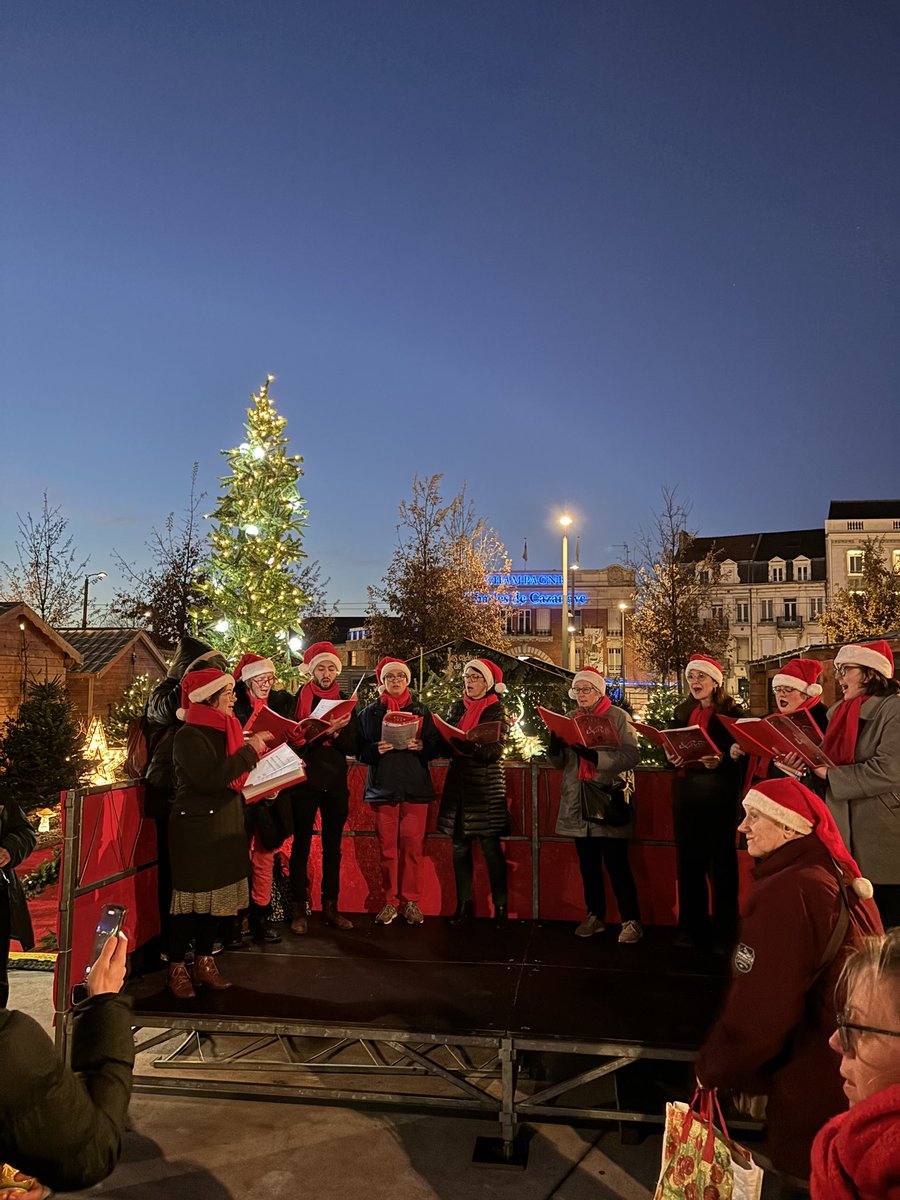 Inauguration du marché de Noël de <a href="/VilledeReims/">Ville de Reims</a> et un premier partenariat avec <a href="/OrangeGrandEst/">Orange Grand Est</a> 👍
150 châlets, village des artisans,forêt enchantée,chalet du Père Noël 🎅petit train pour les enfants..
Jusqu’au 29 décembre sur les hautes promenades
#OrangeEstLà 
<a href="/VitrinesdeReims/">Vitrines de Reims</a>