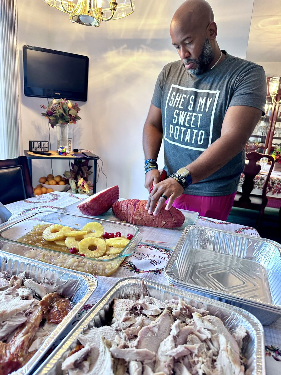 🍁🍂🦃HAPPY THANKSGIVING from the Flowers Fam🦃🍂🍁

#blessed #grateful #shesmysweetpotato #iyam #trademysisterforpie #trademybrotherforturkey #flowersfamlove #turkeyday2024 #myhusnandlovesmydress 
<a href="/CoachMFlowers/">Matthew Flowers</a>