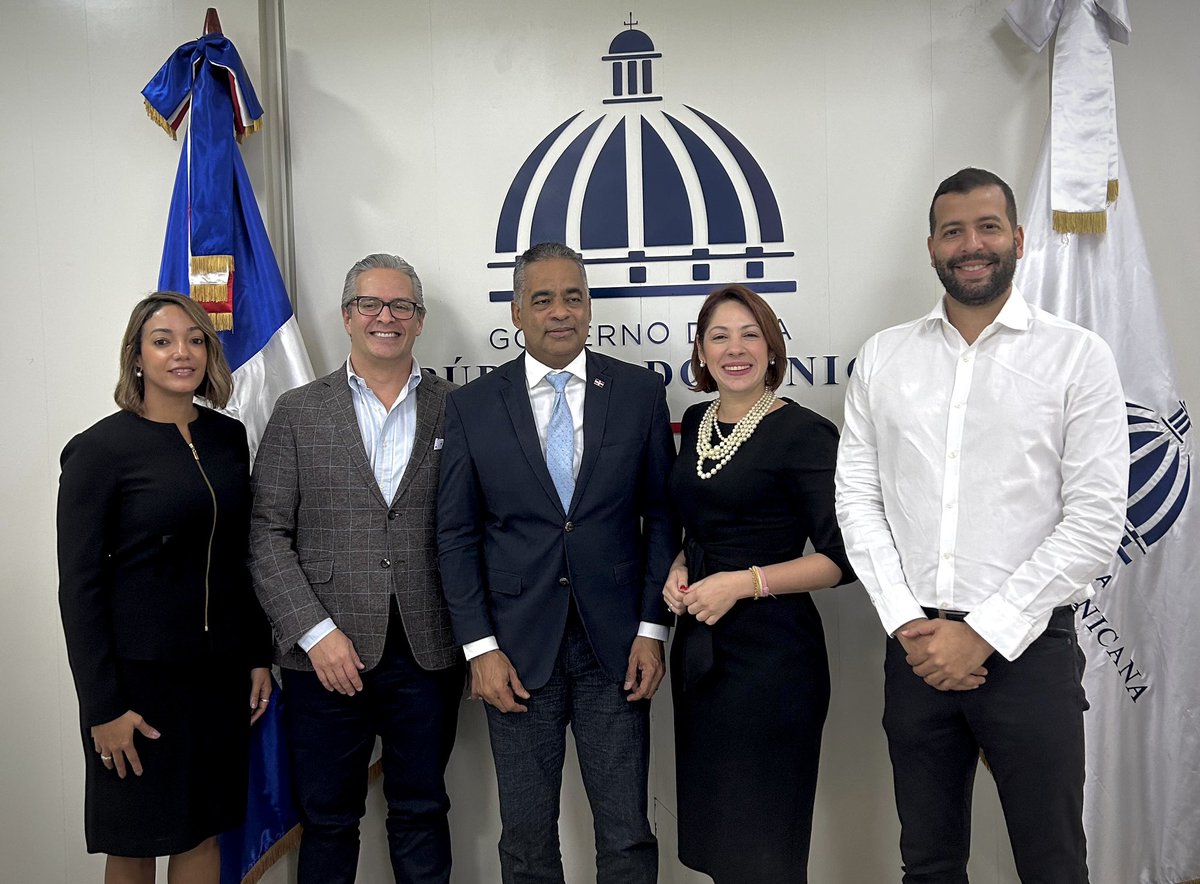 Muy agradecidos del Ministro de Energía y Minas y de su equipo por recibirnos y escucharnos, en busca de poder contar en República Dominicana con una mejor regulación y un sistema más eficiente de energía.

Juntos llegamos más lejos!