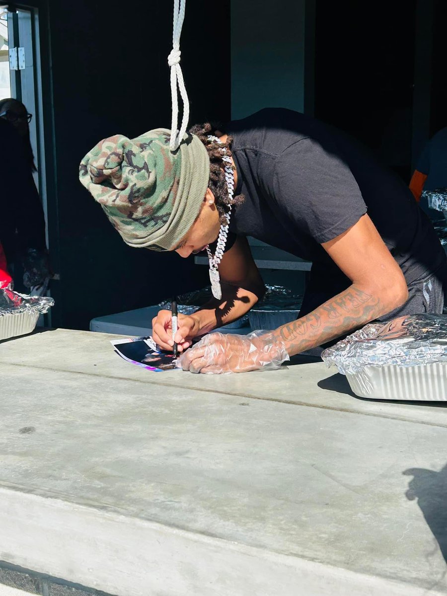 DJPICKETT5's tweet image. Thank you for everyone who came out and got a turkey! And thank you too everyone who helped behind the scenes to make this possible 🙏🏾 #HappyThanksgiving #BlessedAndGrateful