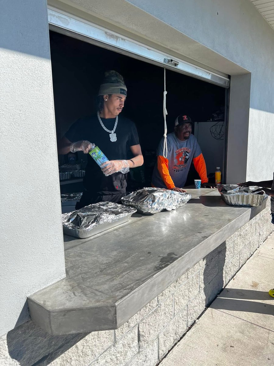 DJPICKETT5's tweet image. Thank you for everyone who came out and got a turkey! And thank you too everyone who helped behind the scenes to make this possible 🙏🏾 #HappyThanksgiving #BlessedAndGrateful