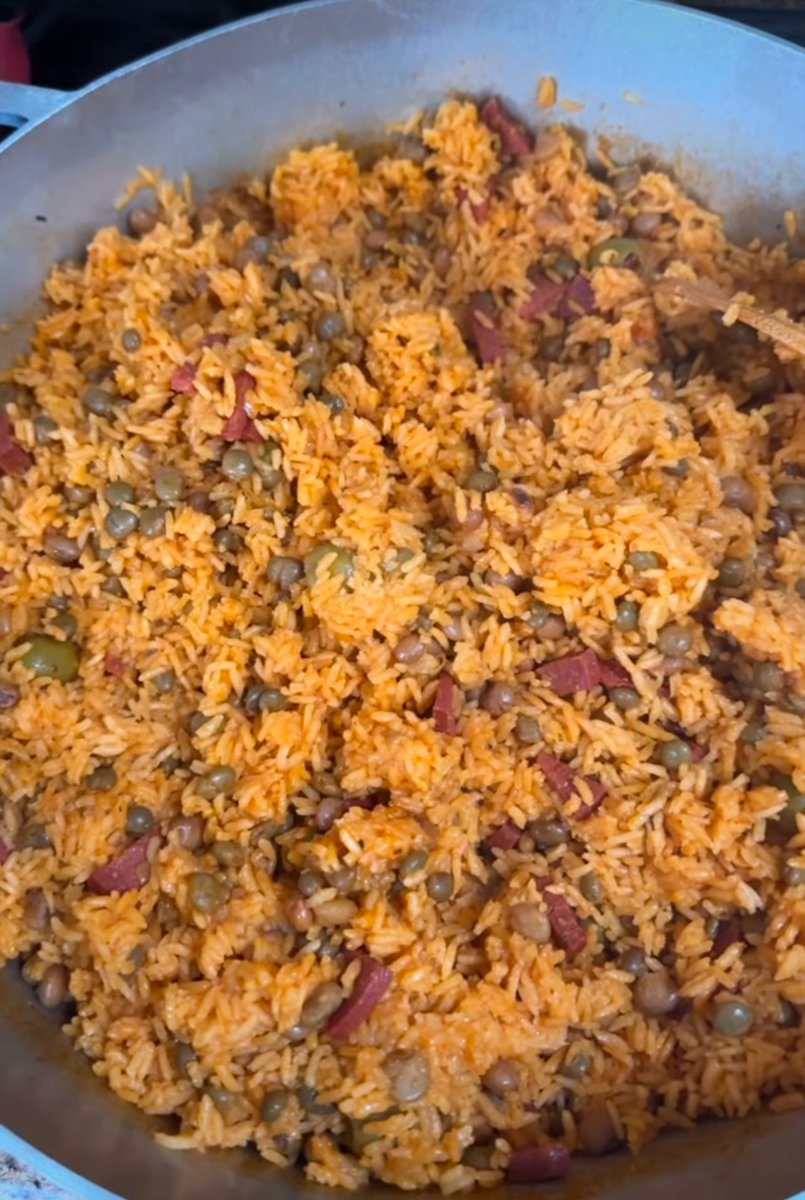 SueHappy3's tweet image. I know I’m Guatemalan… but…. #icancook 

#arrozcongandules #ricanlove ❤️ 

My house is made by 🇬🇹 🇲🇽 🇵🇷 #latinos