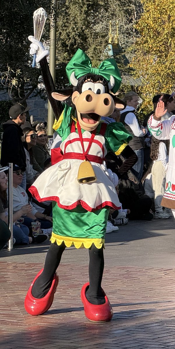 AlexFromLP's tweet image. I just know they have a Britney v. Christina type of feud.