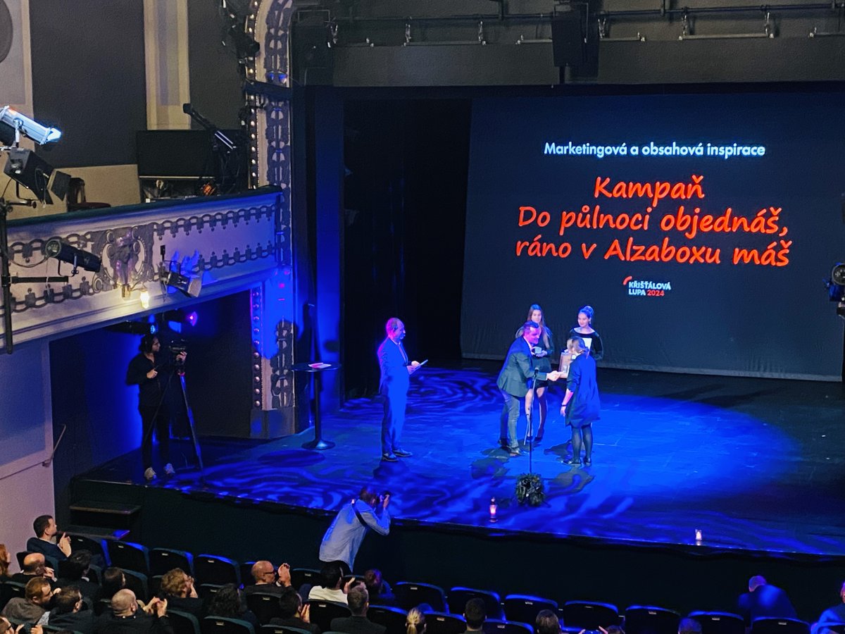 Kristalovka's tweet photo. Nejlepší Marketingovou a obsahovou inspirací se stává kampaň 🥇 „Do půlnoci objednáš, ráno v Alzaboxu máš“. Cenu v této kategorii předává marketingové ředitele Petře Sadílkové z @Alzacz
CEO agentury LCG New Media  @vojtechlambert. #kristalovka https://t.co/4eUZVjeNWT