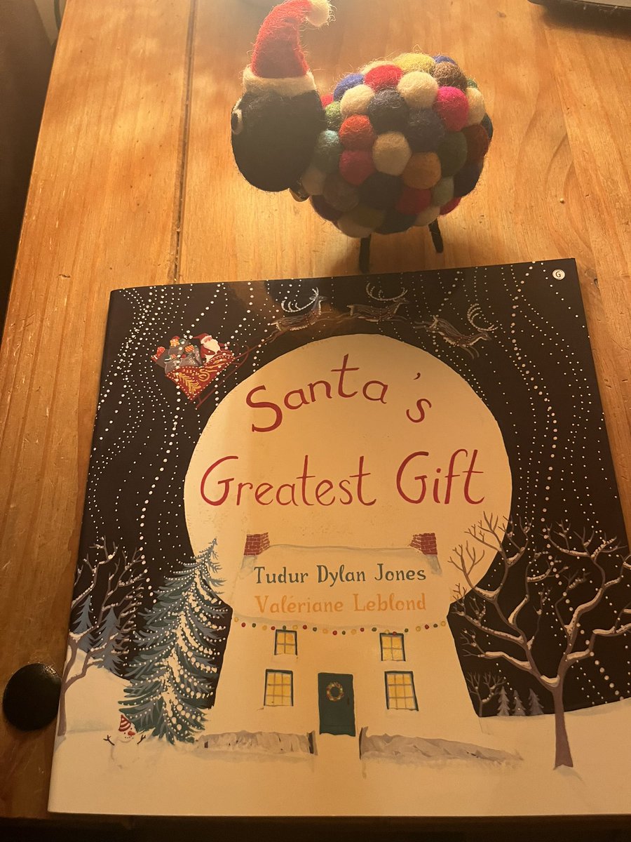 cenhinen2's tweet photo. @helenbowen1 Look what has arrived !!!!   🎄🎅🎄🎅 https://t.co/UnNkHlxMBa