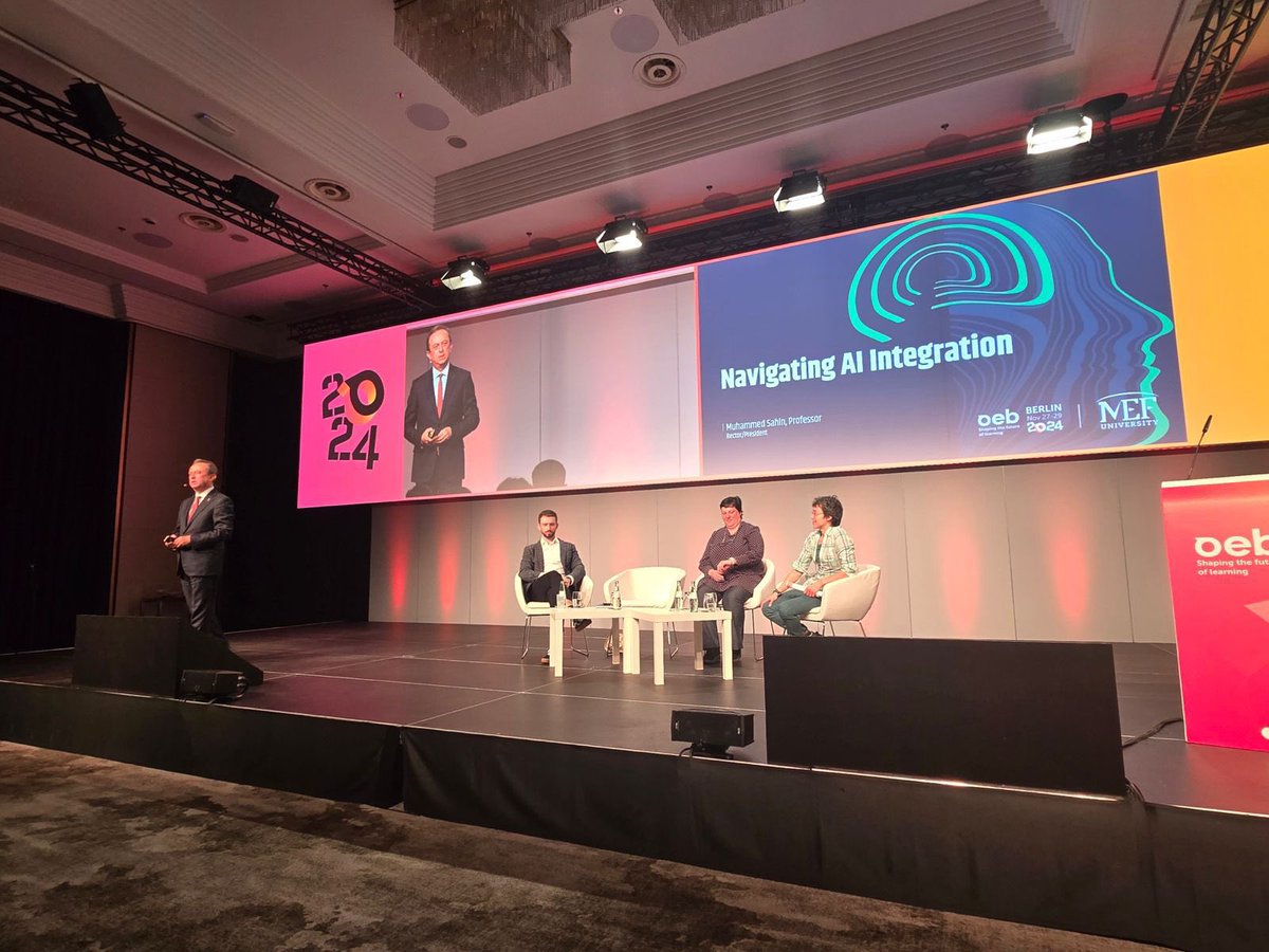 Muhammed__Sahin's tweet photo. 2000 kişinin katıldığı Avrupa’nın en büyük eğitim konferansı OEB’de “Yükseköğretimde Yapay Zeka Entegrasyonu” konusunda panelist olarak konuşma yaptım. Panel moderatörü beni “Dünyanın ilk Flipped Learning Üniversitesi Rektörü” diye tanıttı. Konuşmam ve @MEFuniversitesi ’ndeki yenilikçi uygulamalarımız oldukça ilgi çekti. @OEBconference